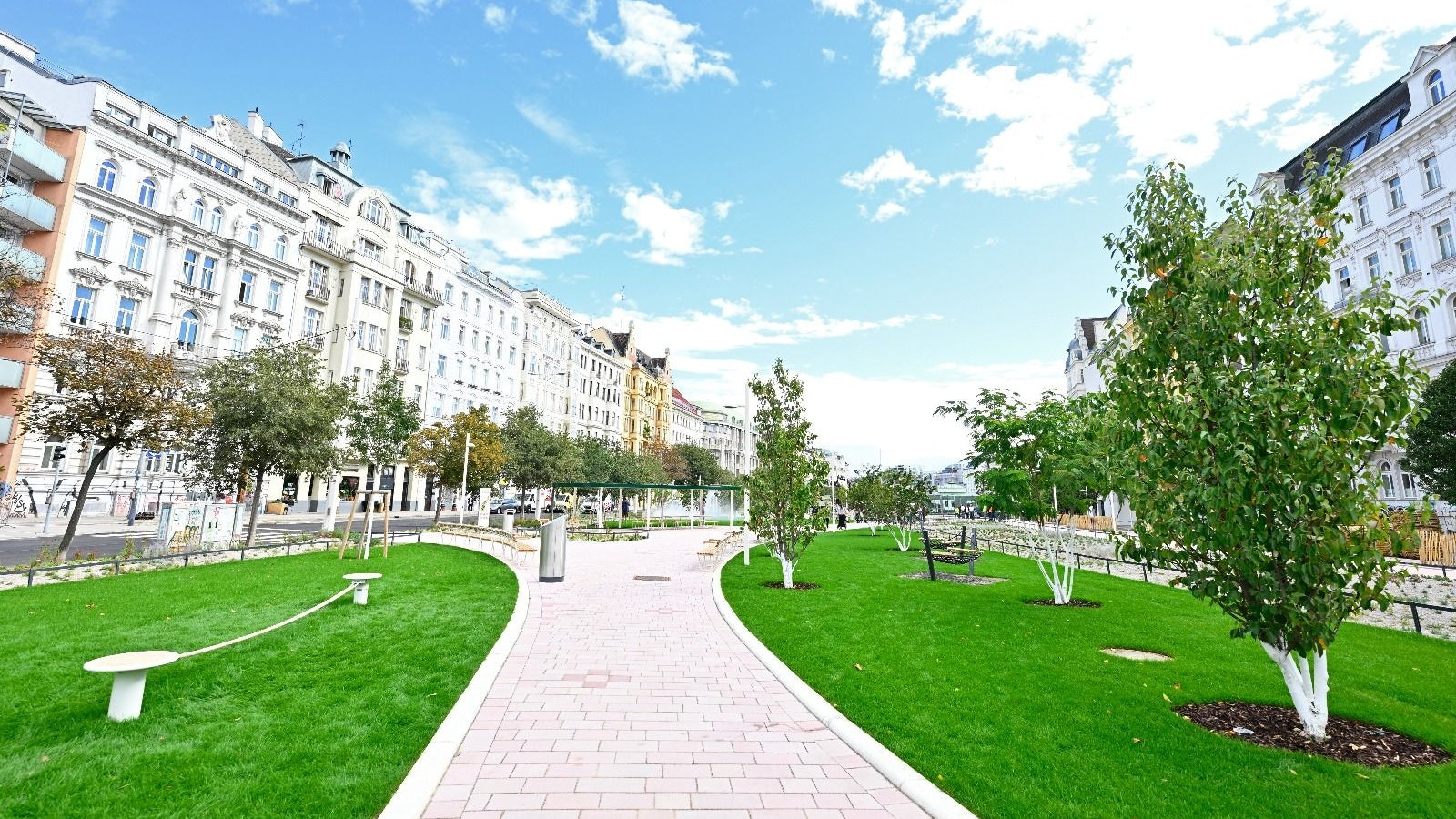 Aus Parkplatz wurde Park: Der neue Naschpark bietet viel Grün, Wege und Schatten mitten zwischen den Wienzeilen.