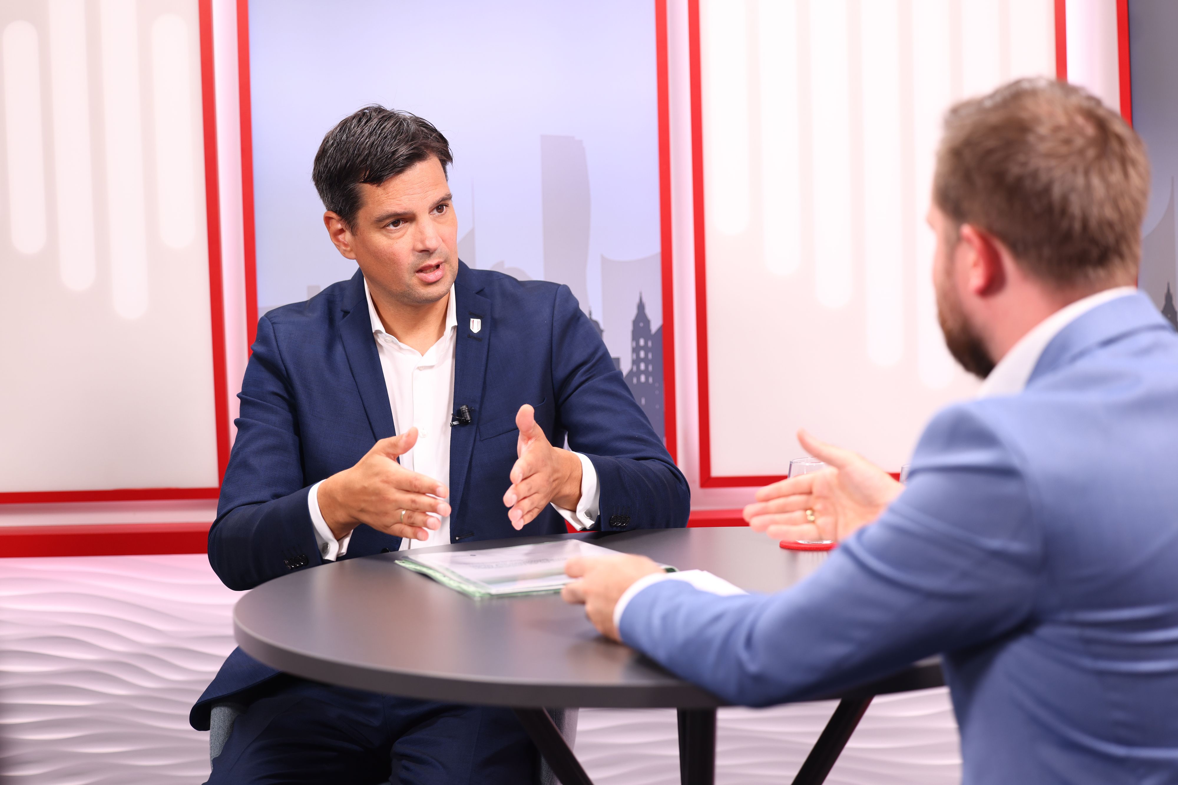 Hannes Amesbauer zeigt sich im Gespräch mit Chefreporter Tomsits über die Pressekonferenz der Bundesregierung erstaunt.