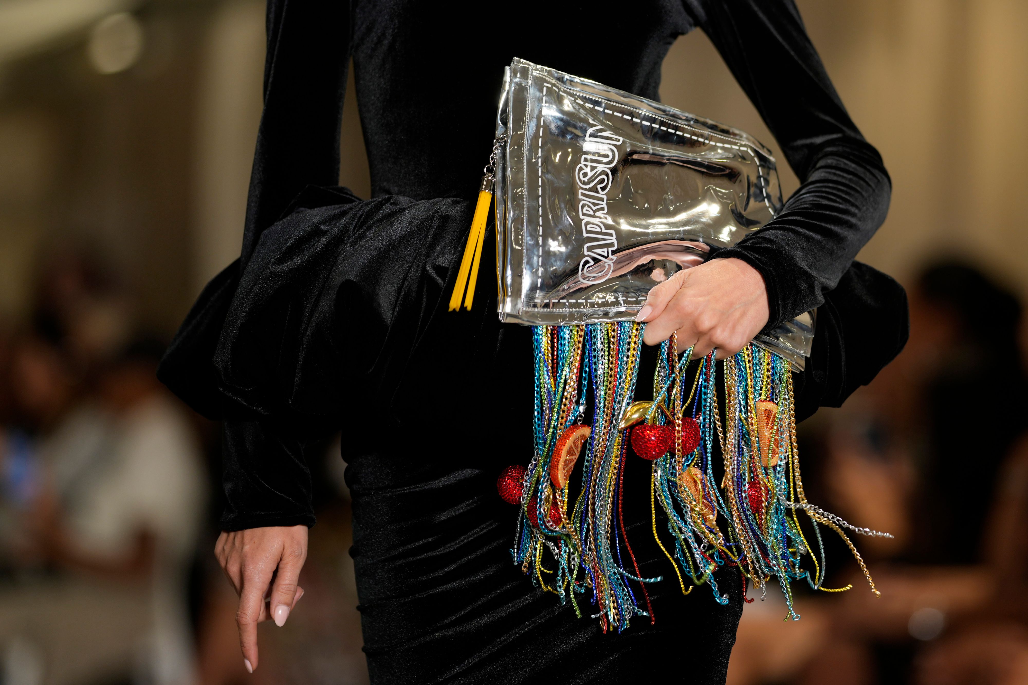 Die Models von Christian Siriano tragen auf der NYFW Wort wörtlich Früchte.