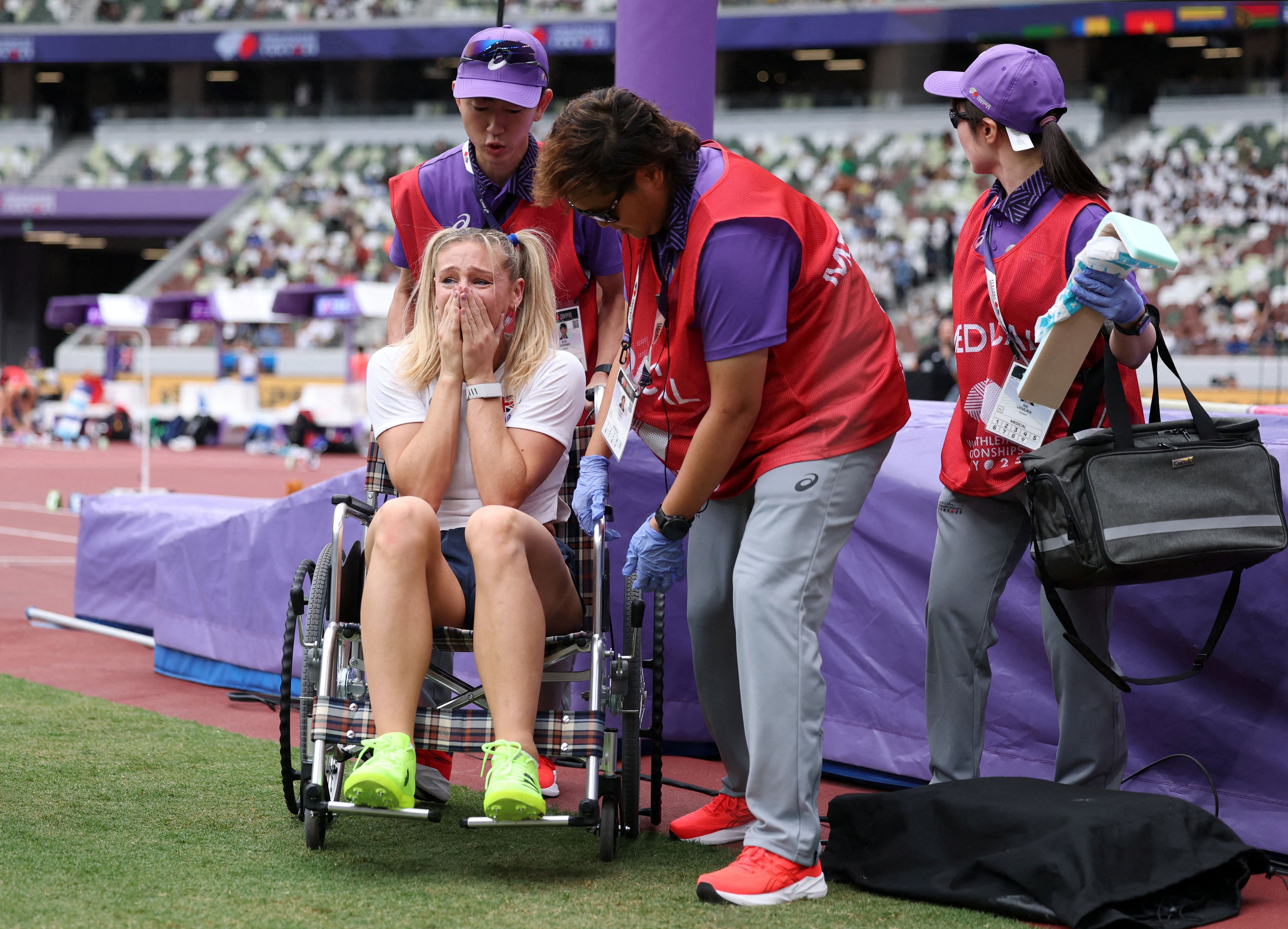 Die Britin Molly Caudery musste unter Tränen und Schmerzen im Rollstuhl von der Anlage gebracht werden.