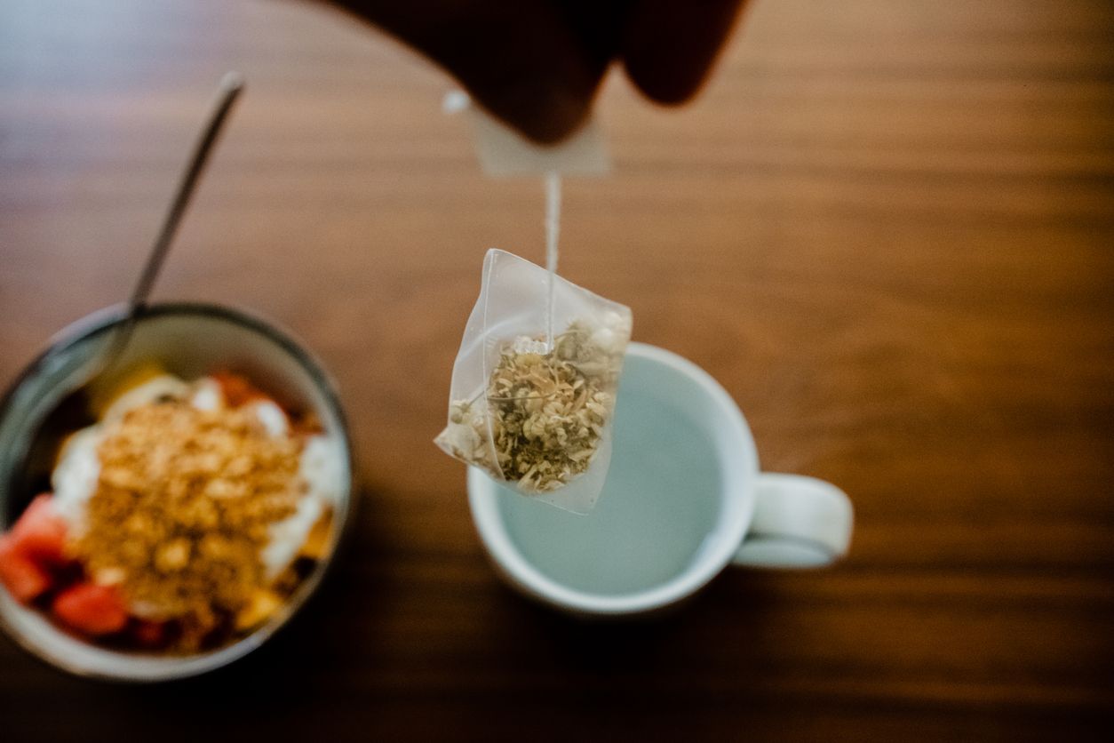 Ein Teebeutel im Frühstücksmüsli: Dieser Trend geht auf TikTok gerade viral.