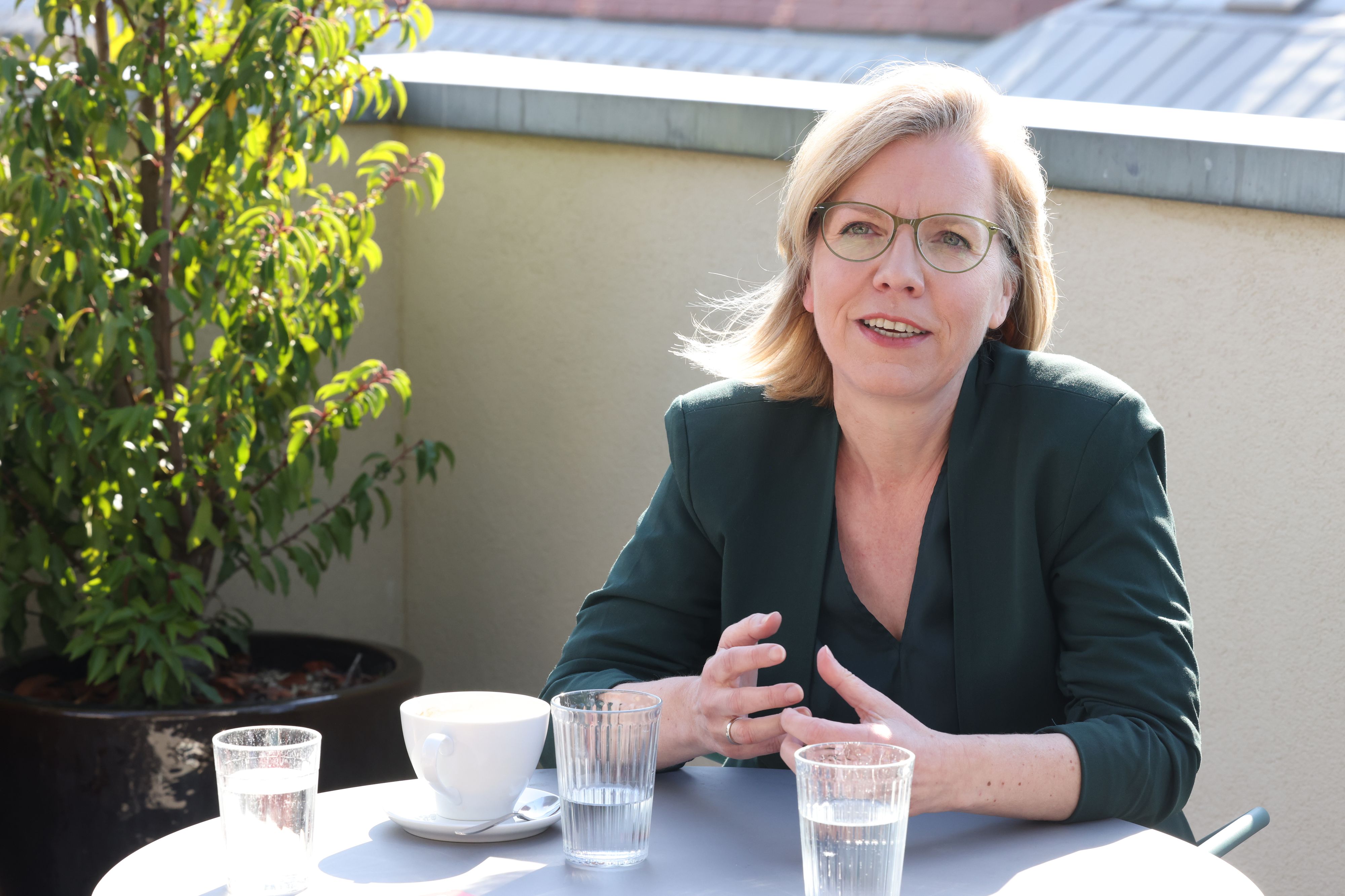 Leonore Gewessler ist diesen Herbst in Österreich unterwegs und will bei einem 