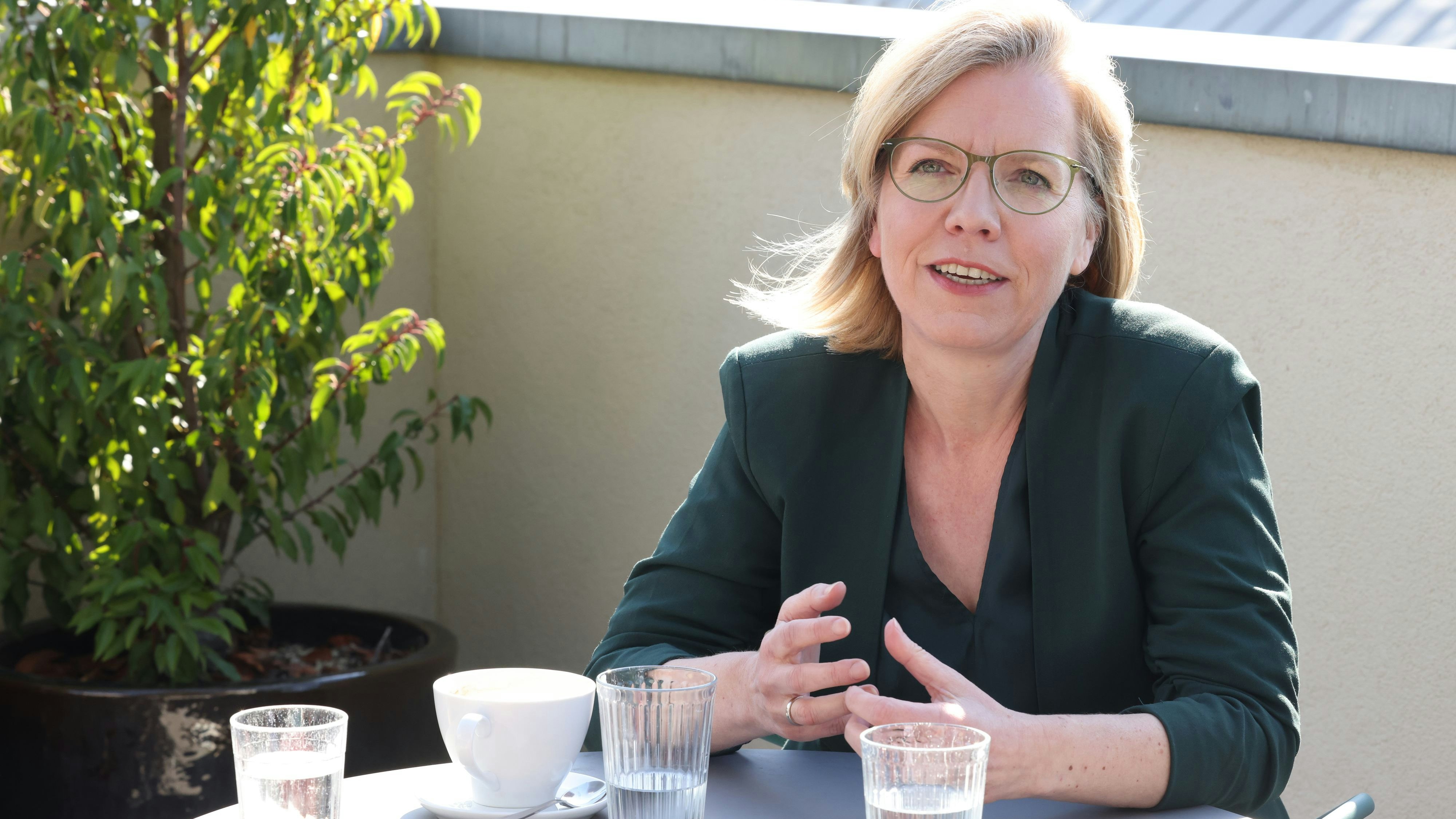 Heute.at - Gewessler tourt mit Spaßgetränk durch Österreich