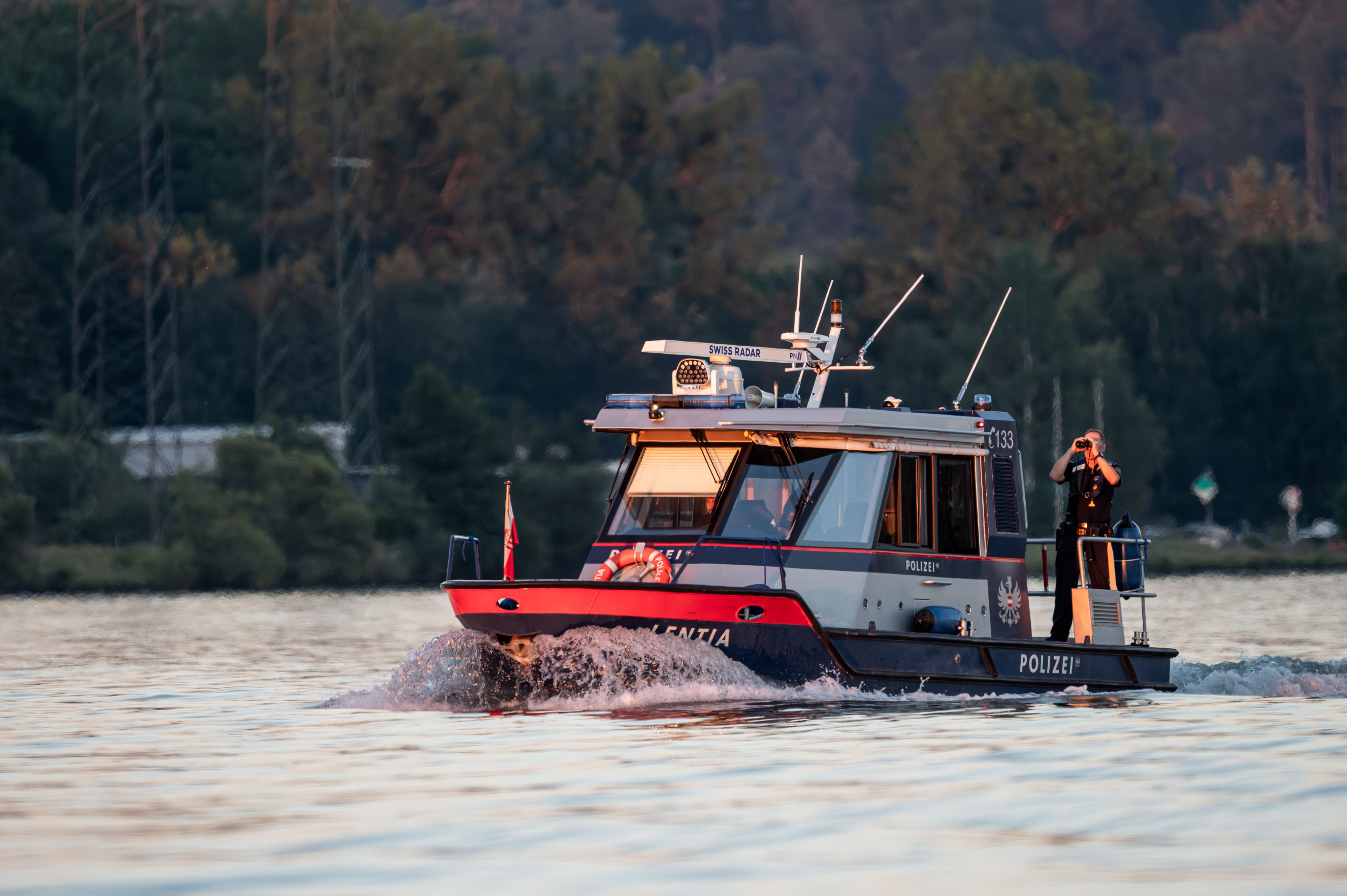 Eine leblose Frau wurde aus dem Rhein geborgen.