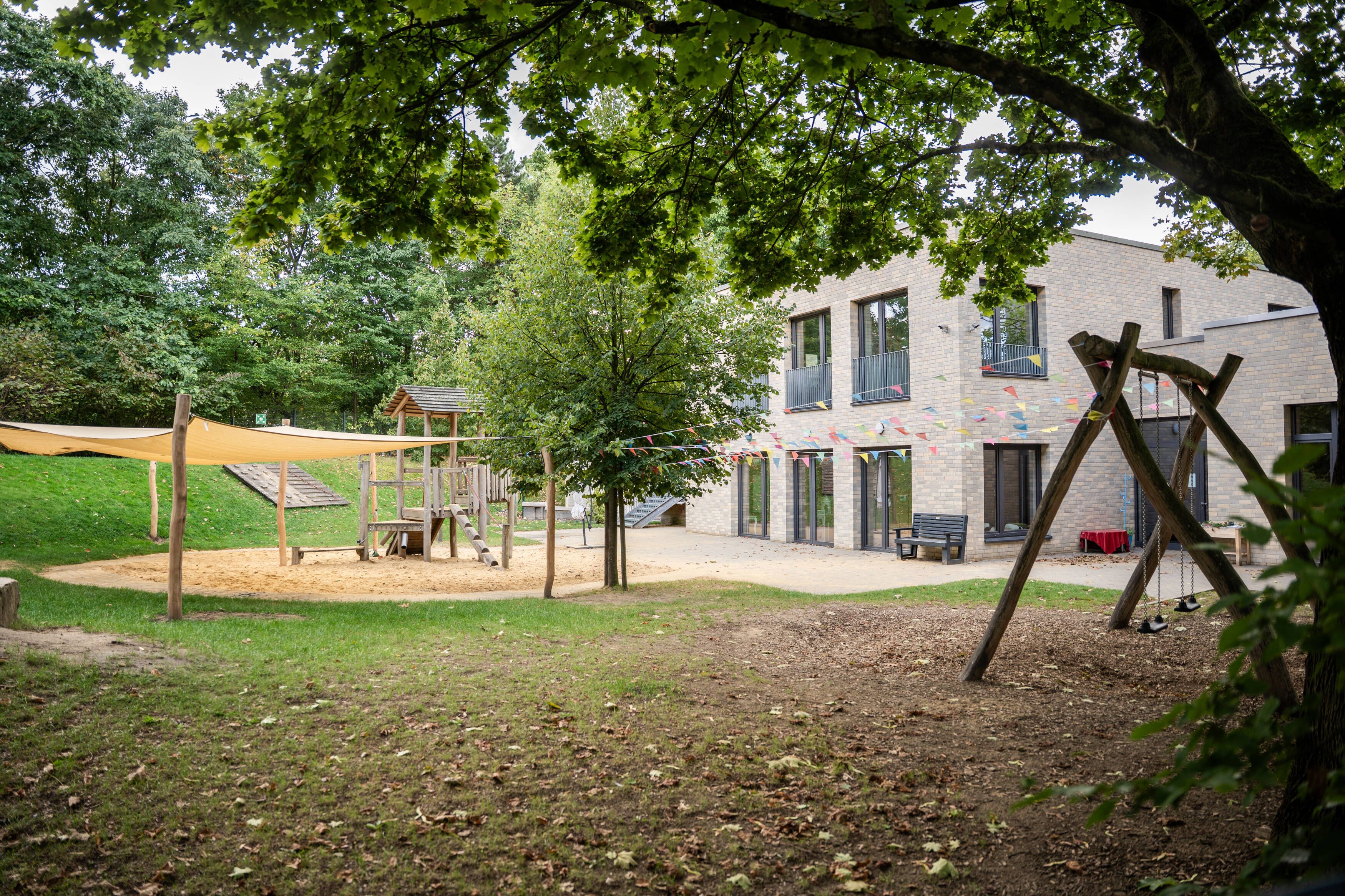 Der Kindergartenbetreuer soll acht Mädchen missbraucht haben.