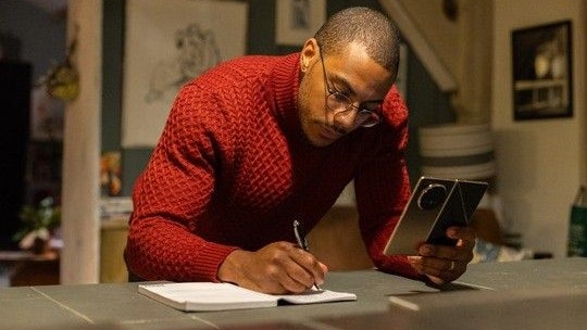 Nie wieder Angst vor leerem Akku: Honor Magic V5 meistert Lesemarathon des längsten Romans der Welt.