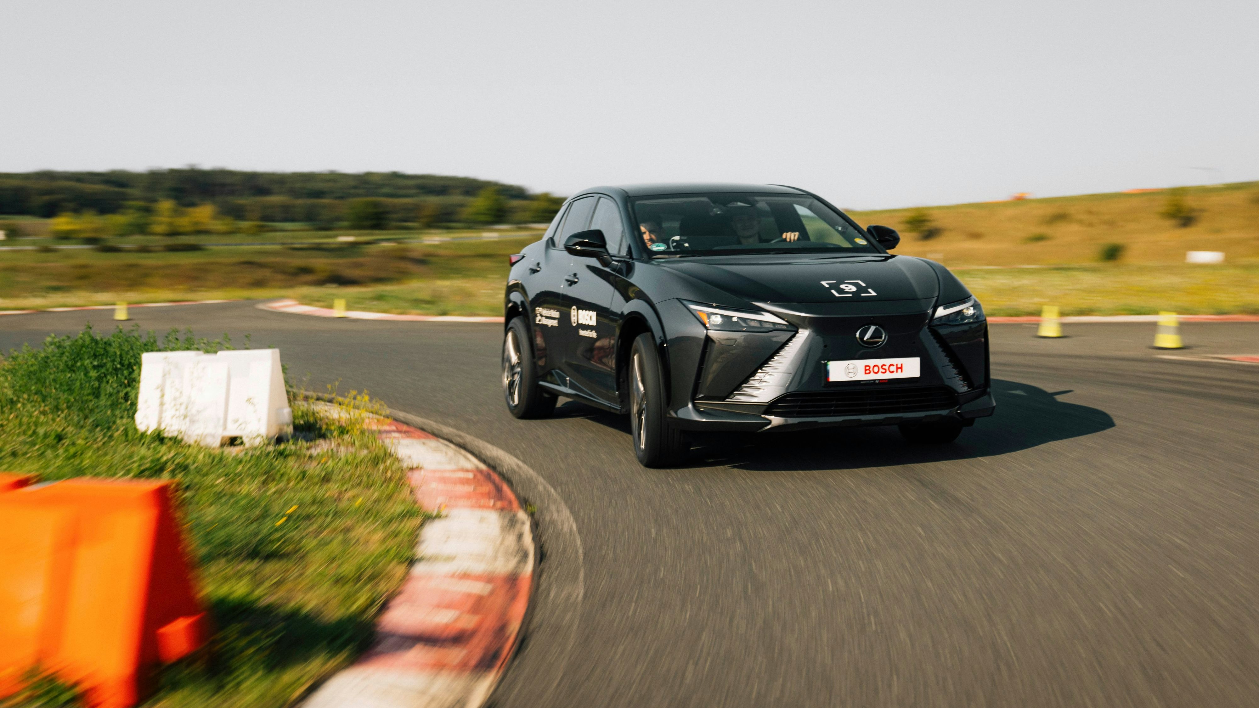 Die Bosch-Software Vehicle Motion Management koordiniert alle Fahrzeugbewegungen, indem sie Bremse, Lenkung, Antrieb und Fahrwerk zentral ansteuert.