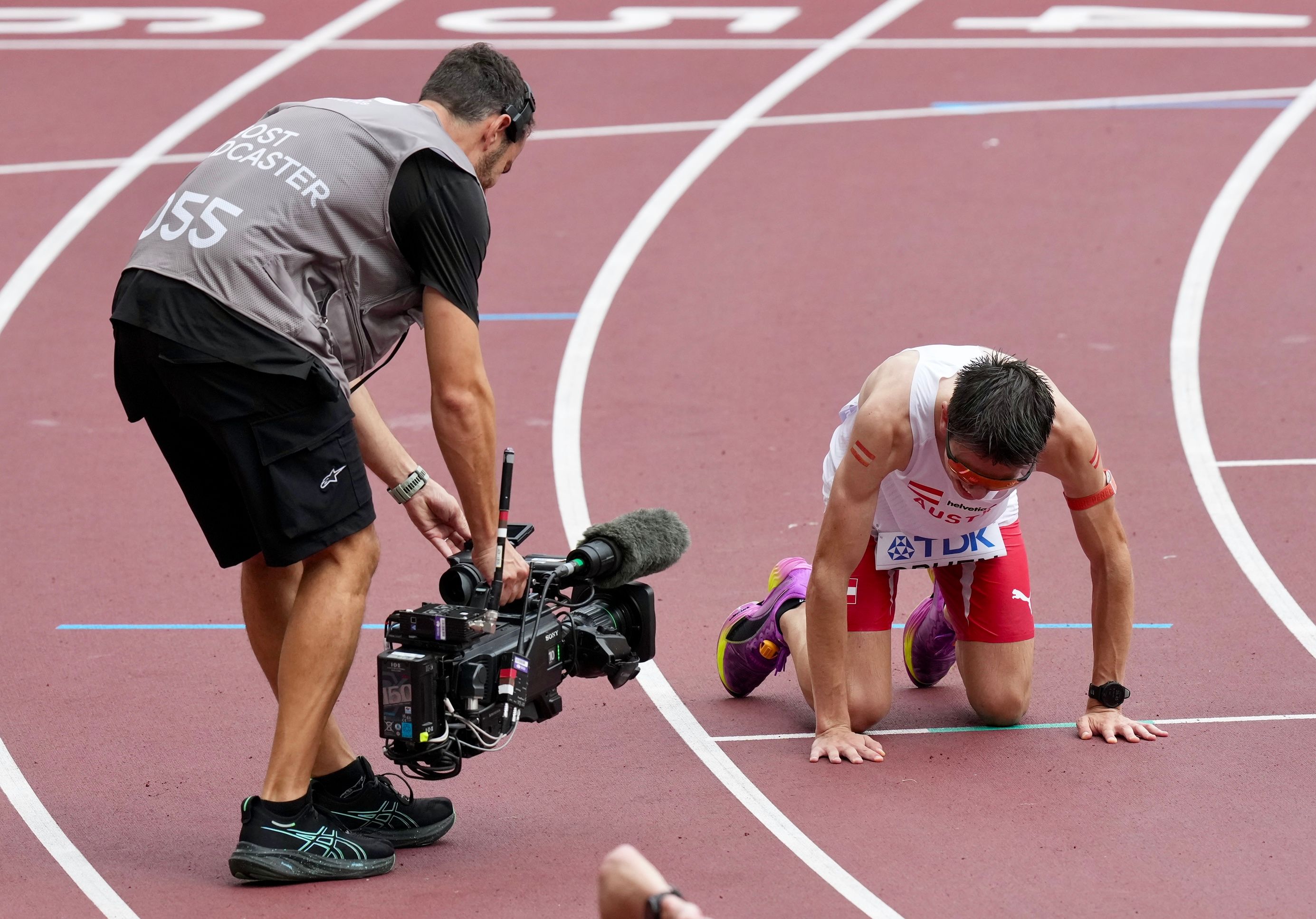 Aaron Gruen bricht im Ziel erschöpft zusammen.