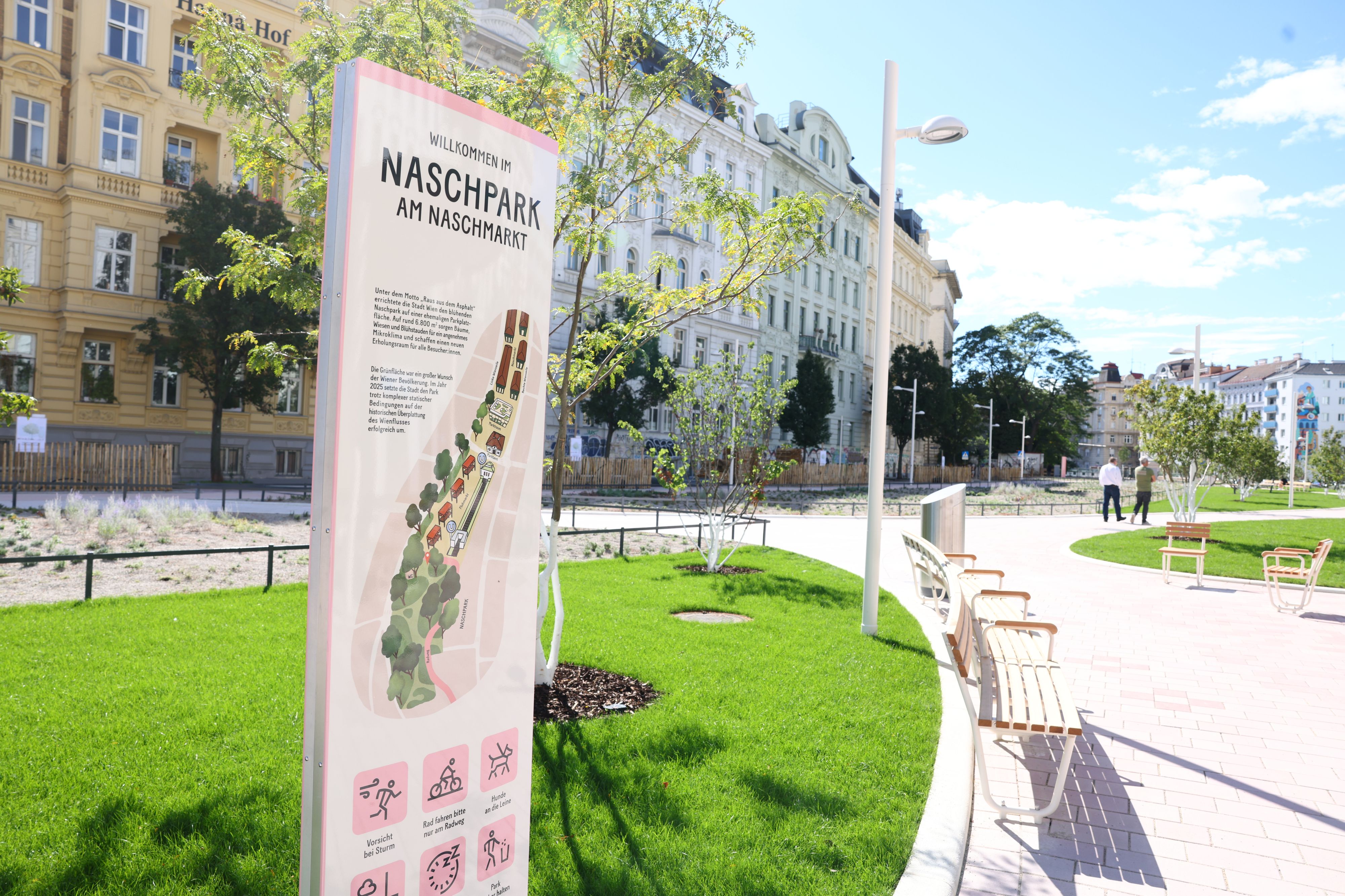 Der neue Naschpark am Naschmarkt lädt mit Grünflächen, Wegen und Sitzgelegenheiten zum Verweilen ein.