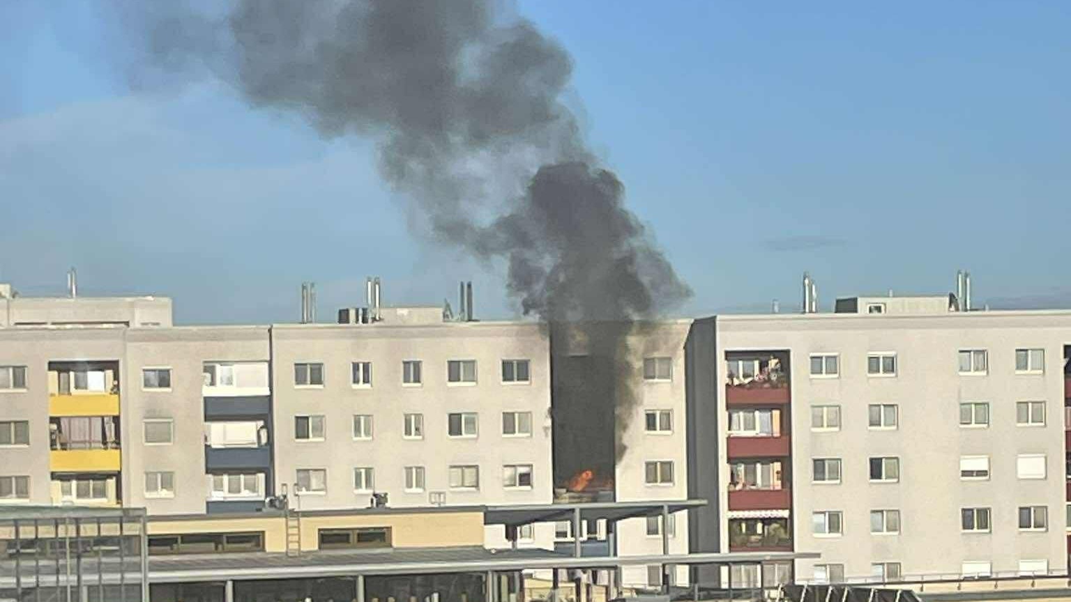 Feuer in Wiener Wohnhaus sorgt für Großeinsatz