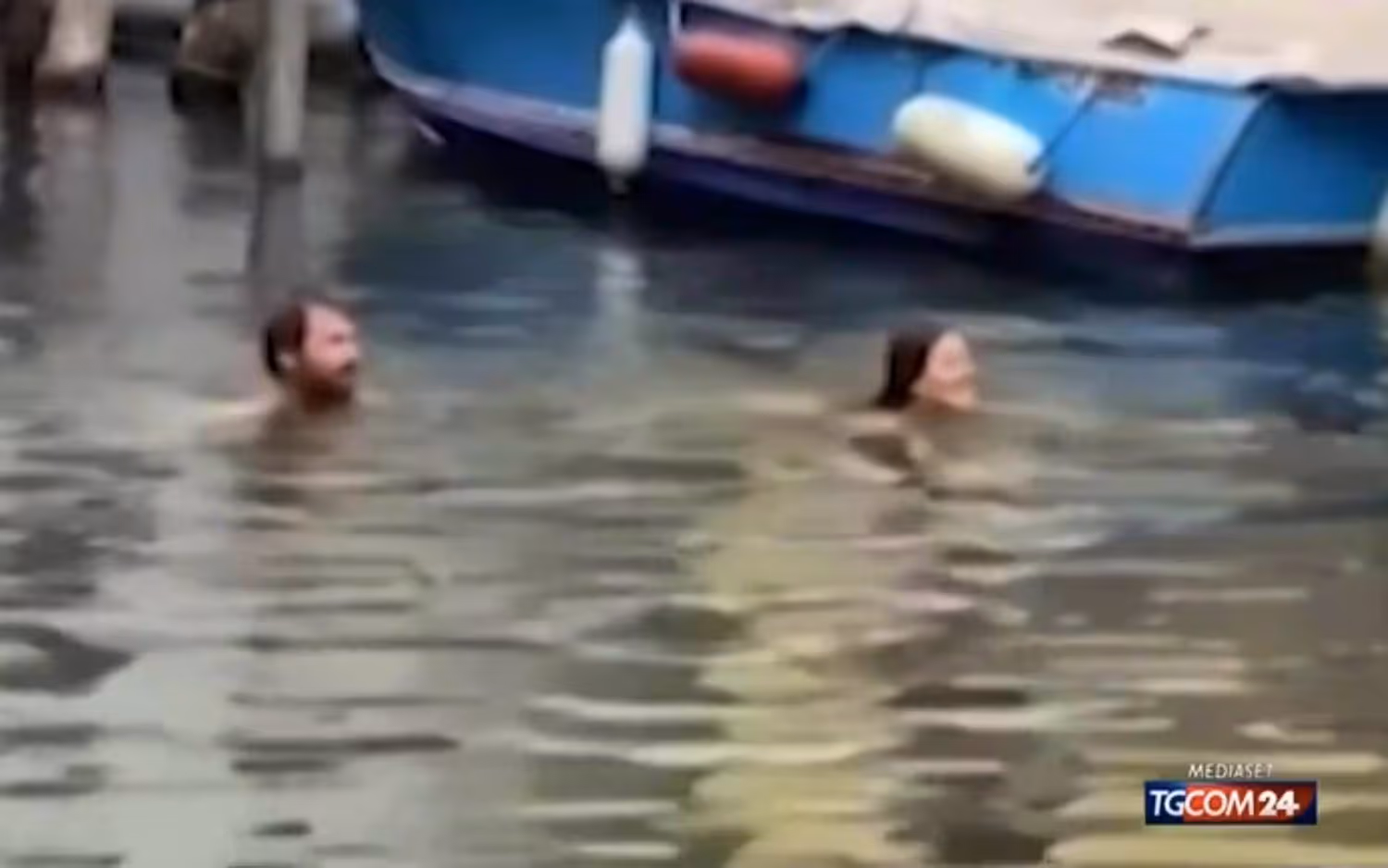 In Venedig wurden Touristen gebüßt und ausgewiesen, weil sie im Canal Grande baden gegangen waren.