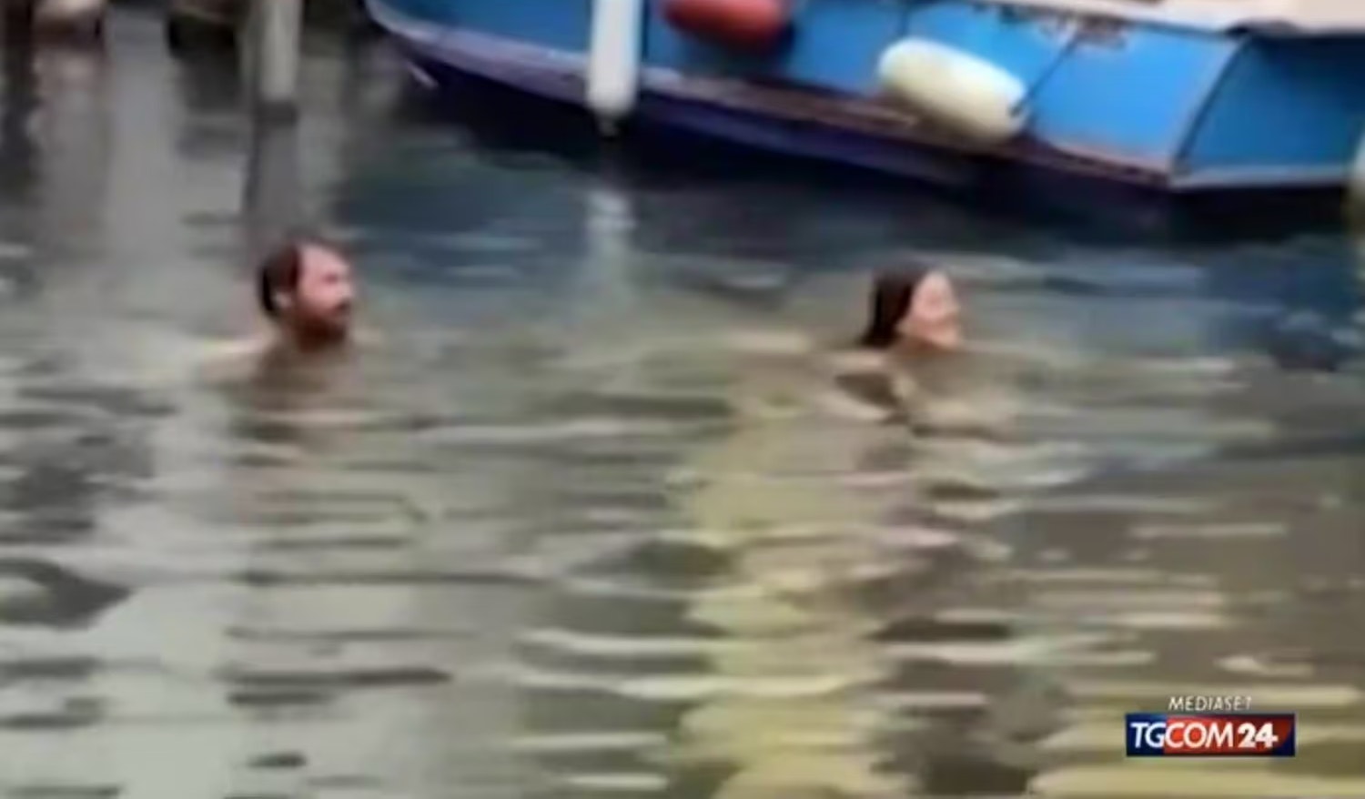 Heute.at - Touristenpaar badet im Kanal – Gondolieri holen Polizei
