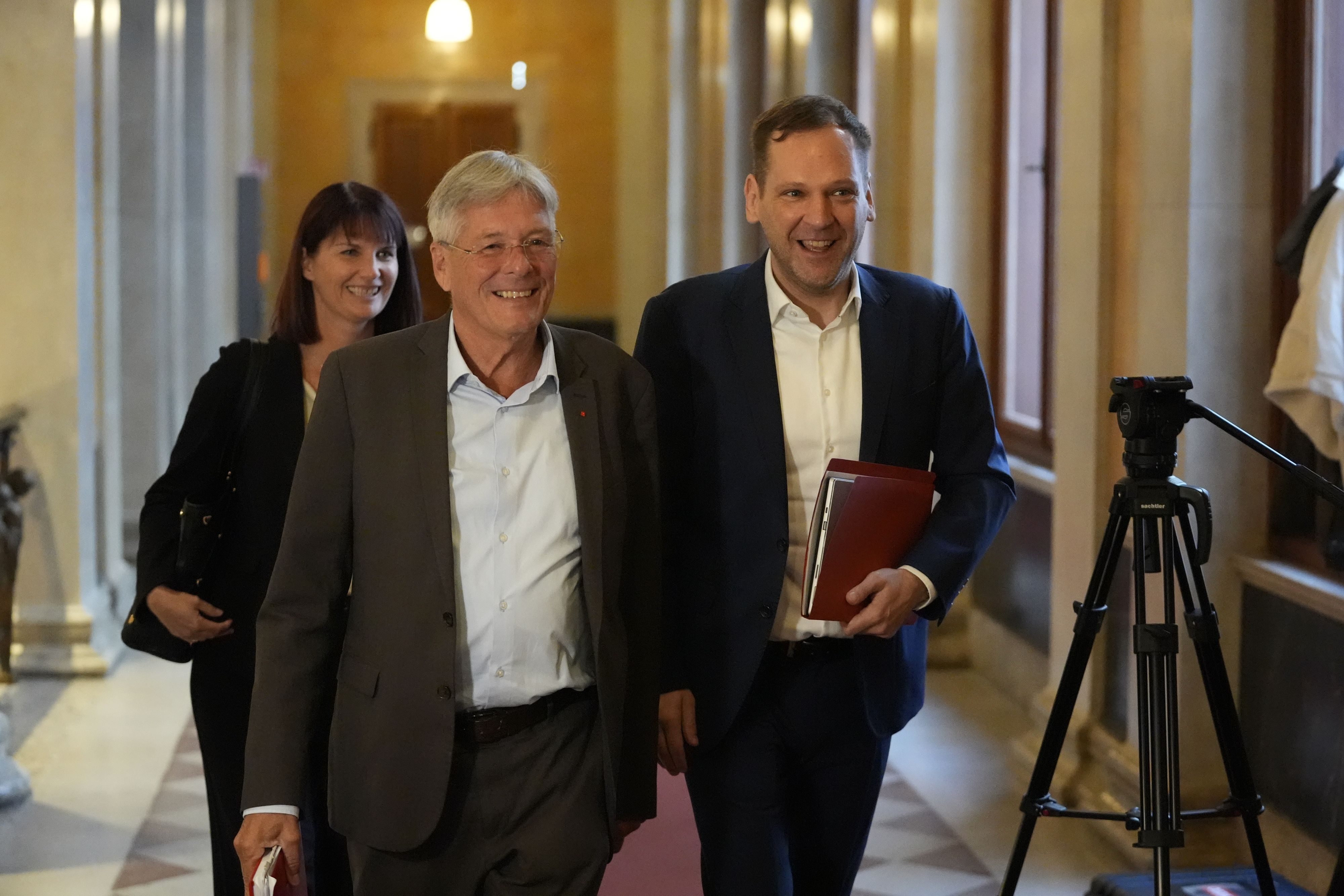 Kärntens Landeshauptmann Peter Kaiser (l.) und SPÖ-Klubchef Philip Kucher am Weg in die Parteisitzung.
