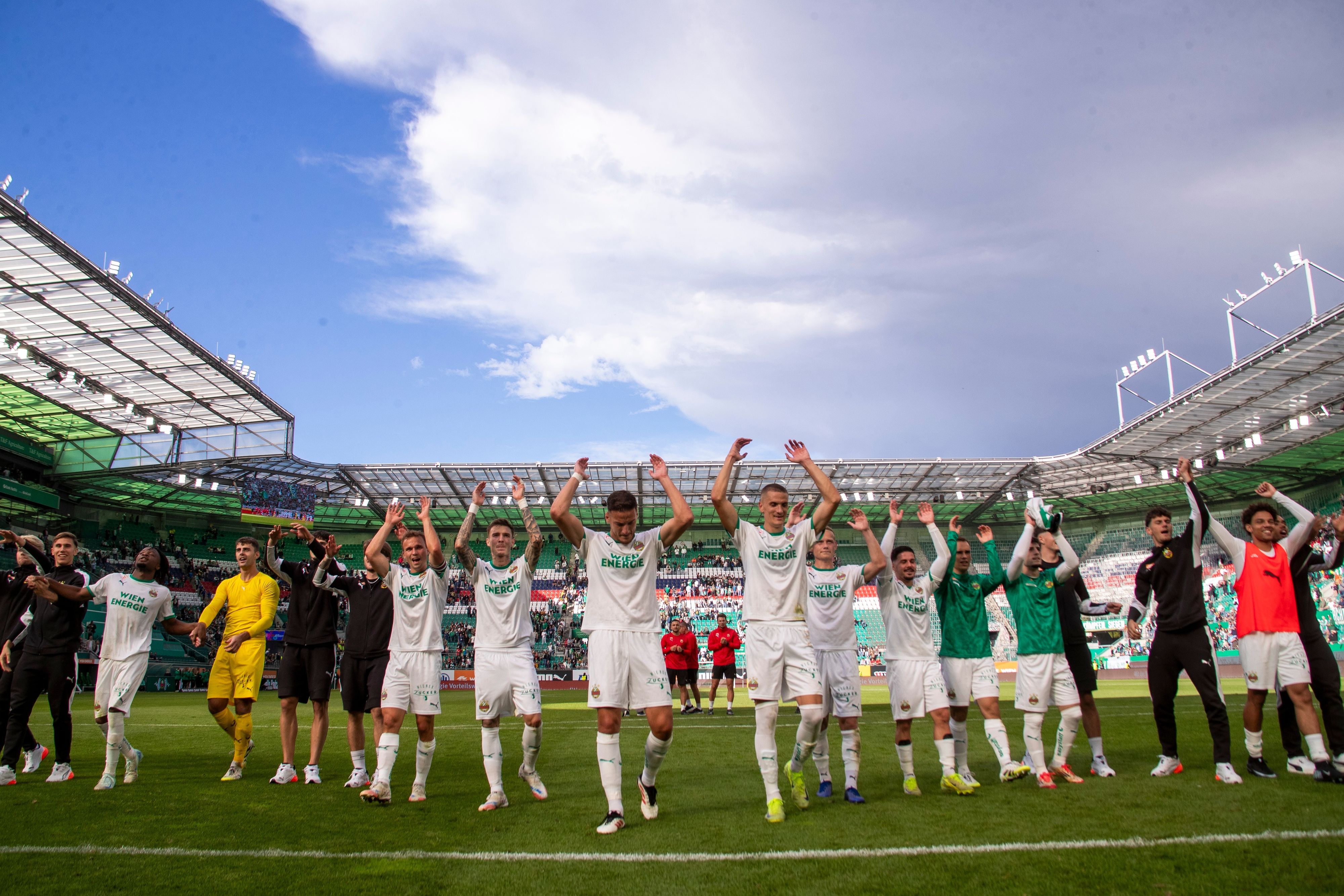 Die Rapid-Spieler feiern das 4:1 gegen WSG Tirol.