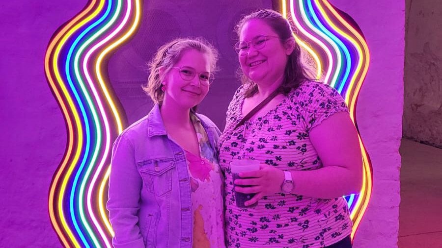 Julia S. mit einer Freundin.