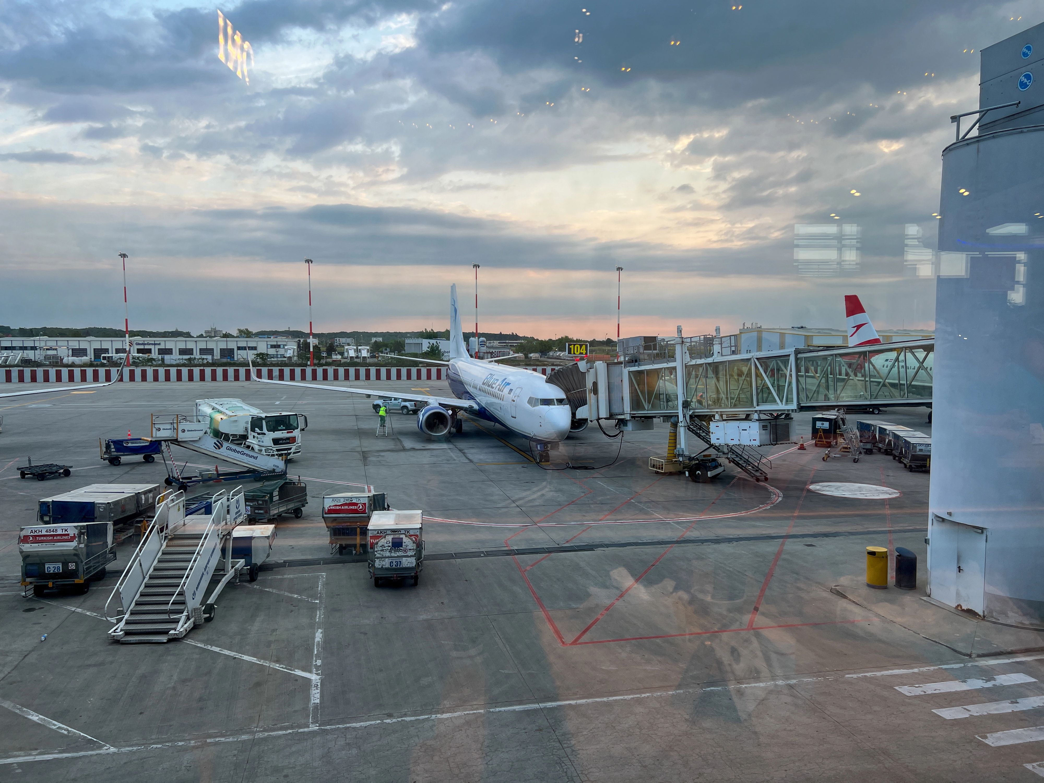 Bei der Landung in Bukarest waren bereits Polizei und Grenzschutz vor Ort. Symbolbild.