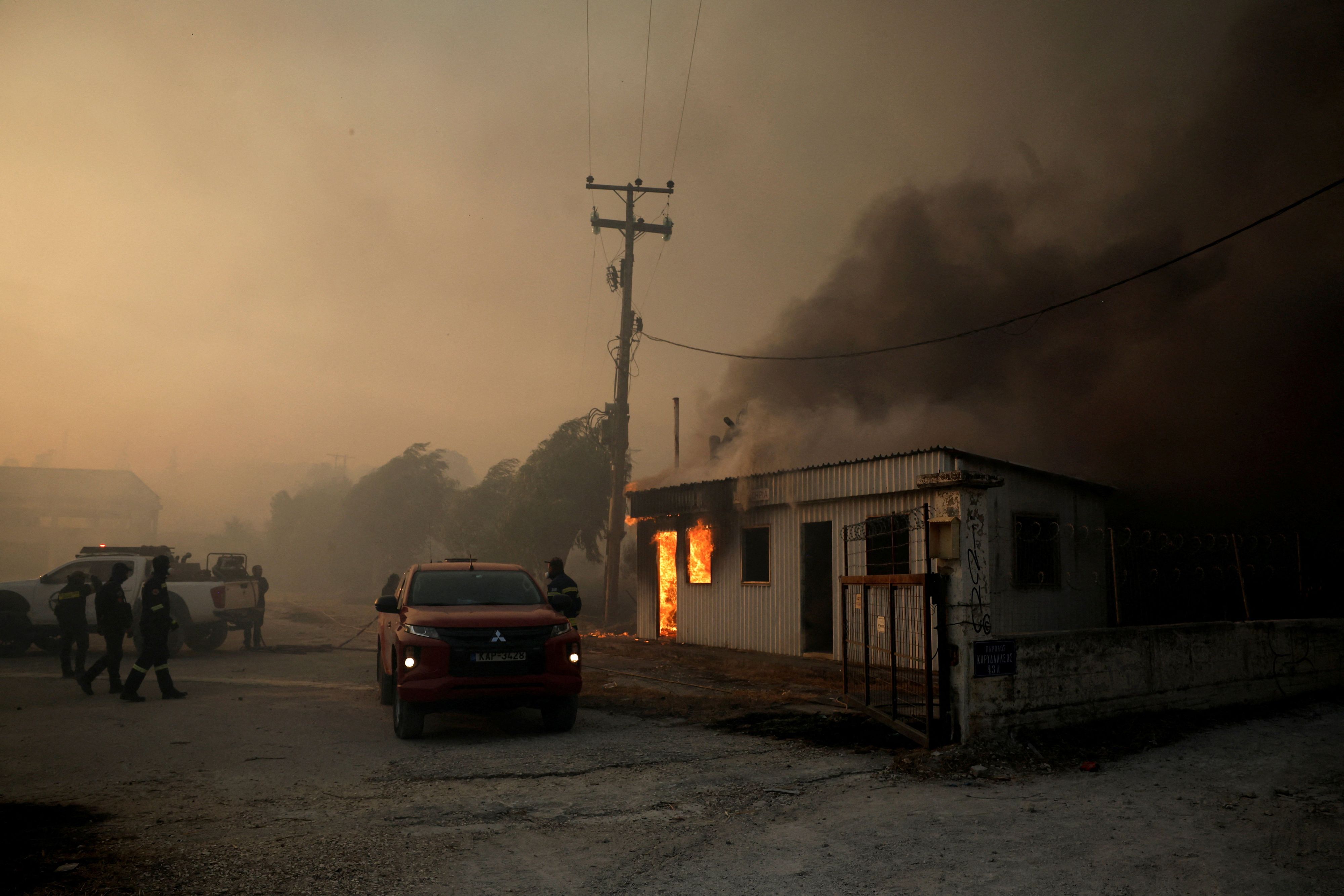 Extreme in ganz Europa: Feuerwehrleute bekämpfen einen schweren Waldbrand in Sichaina bei Patras (Griechenland).
