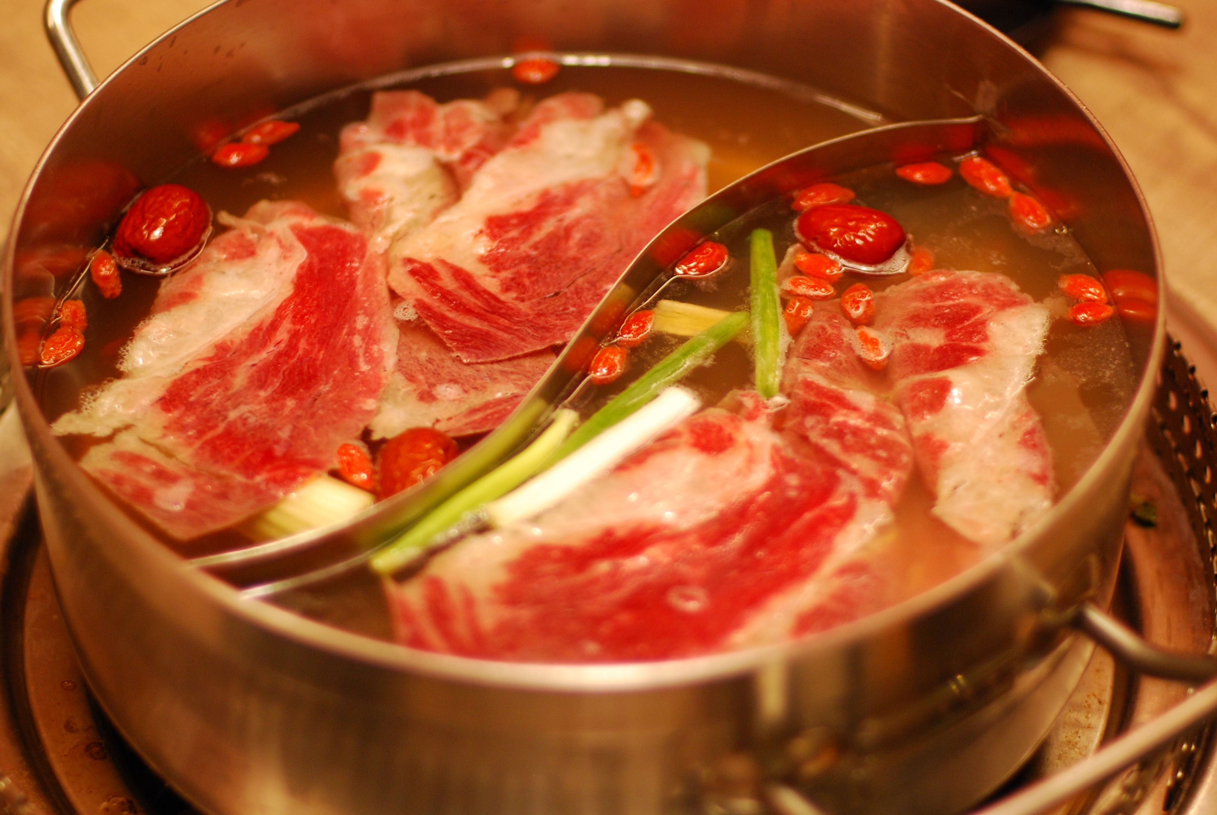 In China pinkelten zwei betrunkene Teenager in einem Restaurant in einen Hotpot.