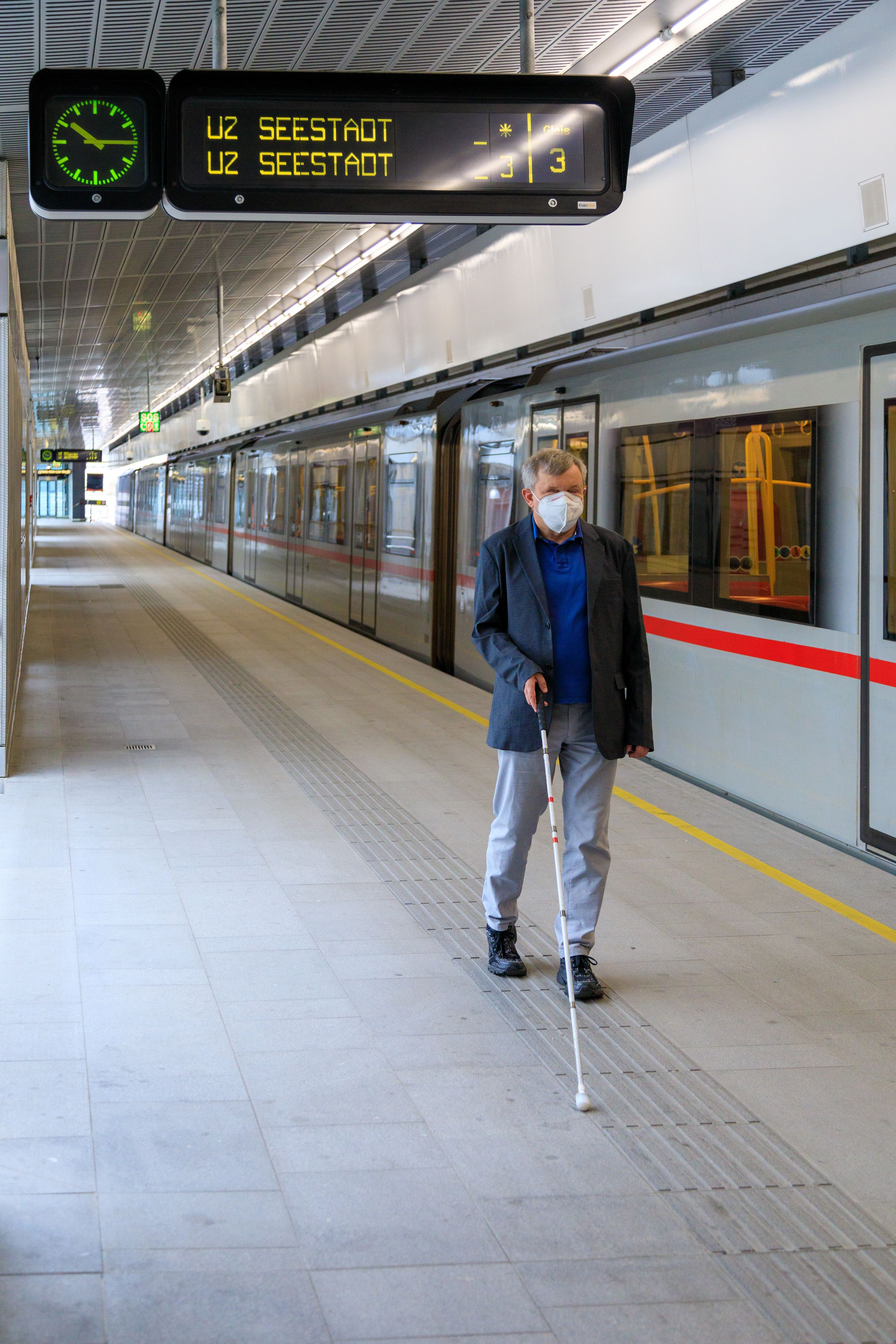 Ein blinder Mann mit Langstock wartet in Wien auf die U-Bahn – ab 2026 kostet ihn das Öffi-Fahren 300 Euro im Jahr.
