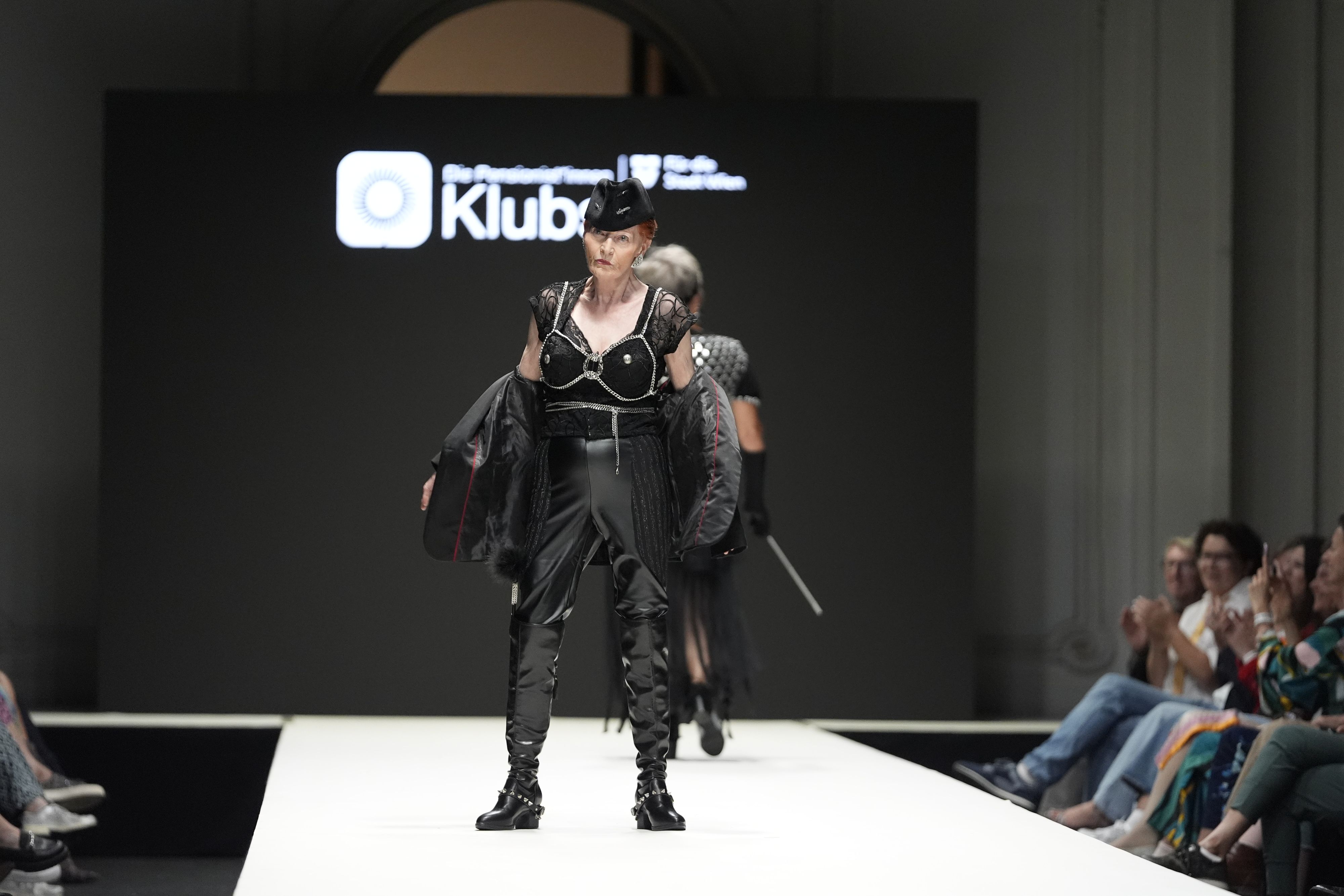 Claudia Krasny (80) sorgte mit ihrem Domina-Outfit für Aufsehen.