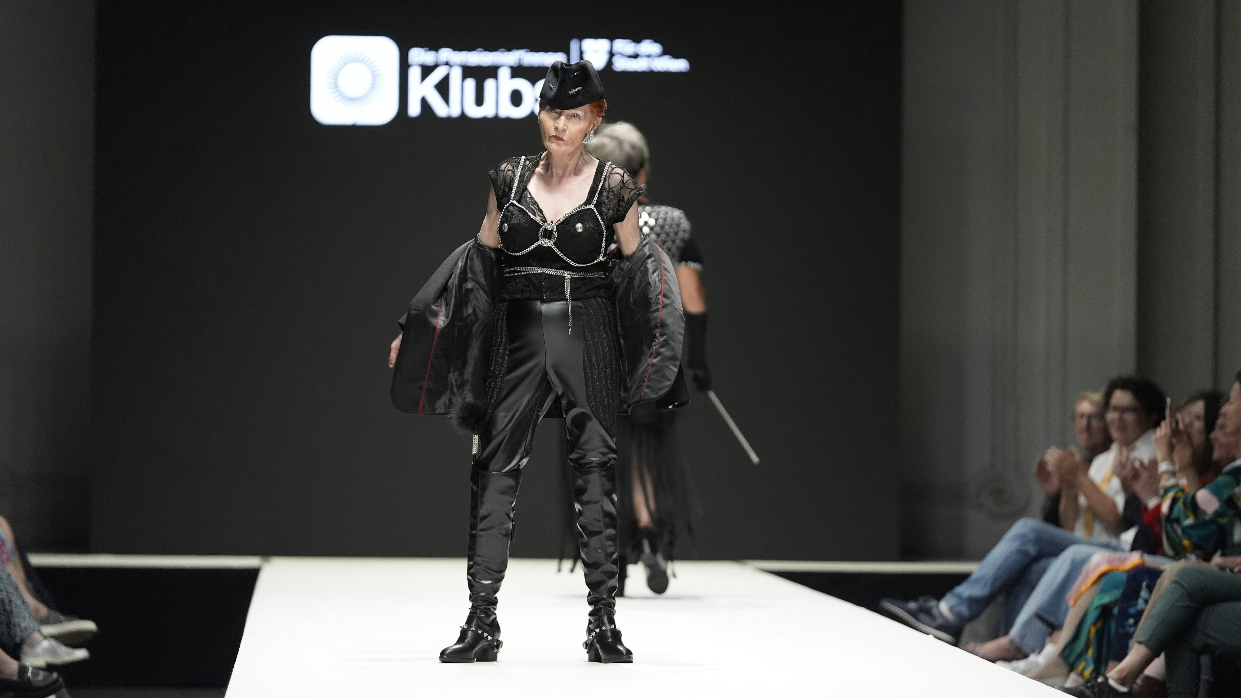 Heute.at - 80-Jährige rockte als Domina die Vienna Fashion Week