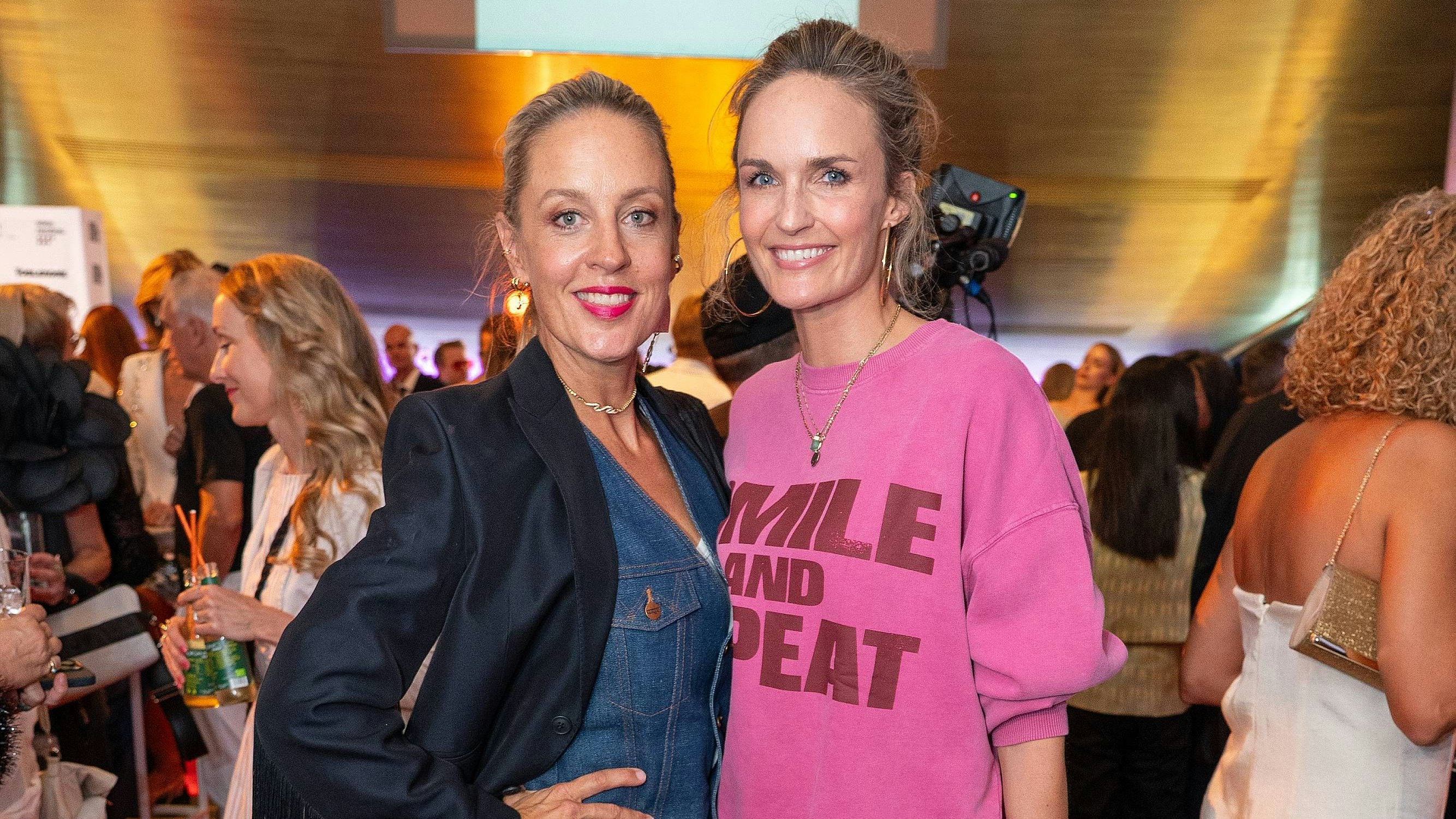 Lilian Klebow und Patricia Kaiser zeigten sich beeindruckt von der Opening-Show der Vienna Fashion Week 2025. 