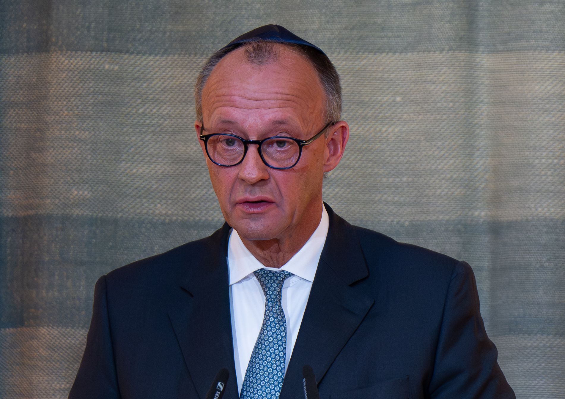 Bei der Eröffnung der restaurierten Synagoge in München zeigte Kanzler Merz starke Emotionen und rang mit den Tränen.