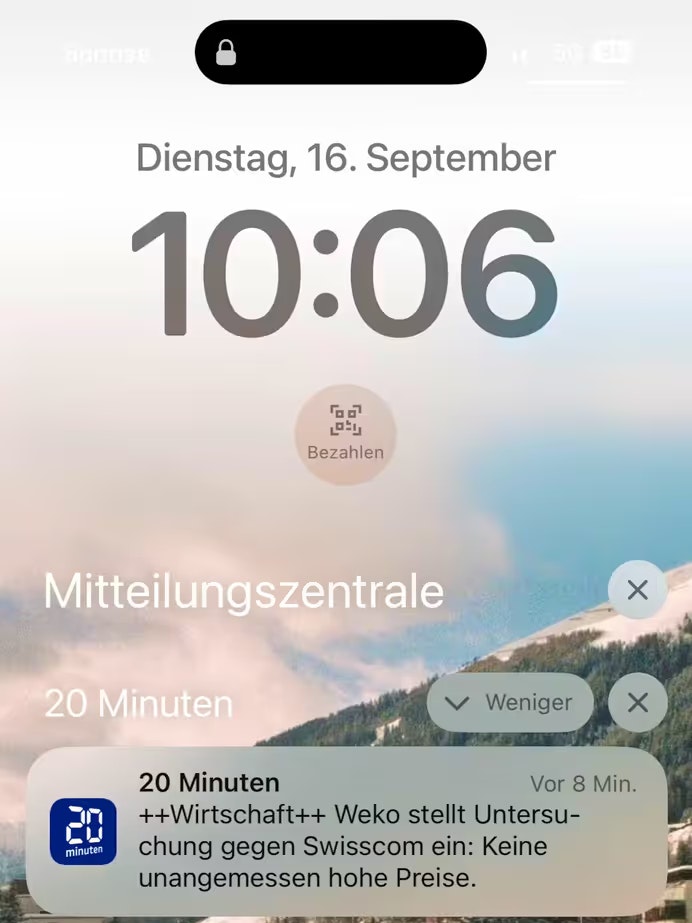 Die Uhr im Sperrbildschirm vor dem Update.