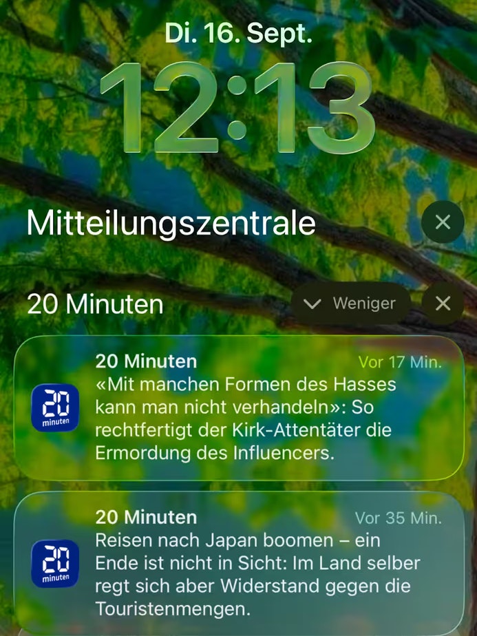 Nach dem Update passt sie sich flexibel an den Bildhintergrund an. 3D-Effekte lassen Szenen räumlich wirken, wenn das iPhone bewegt wird.