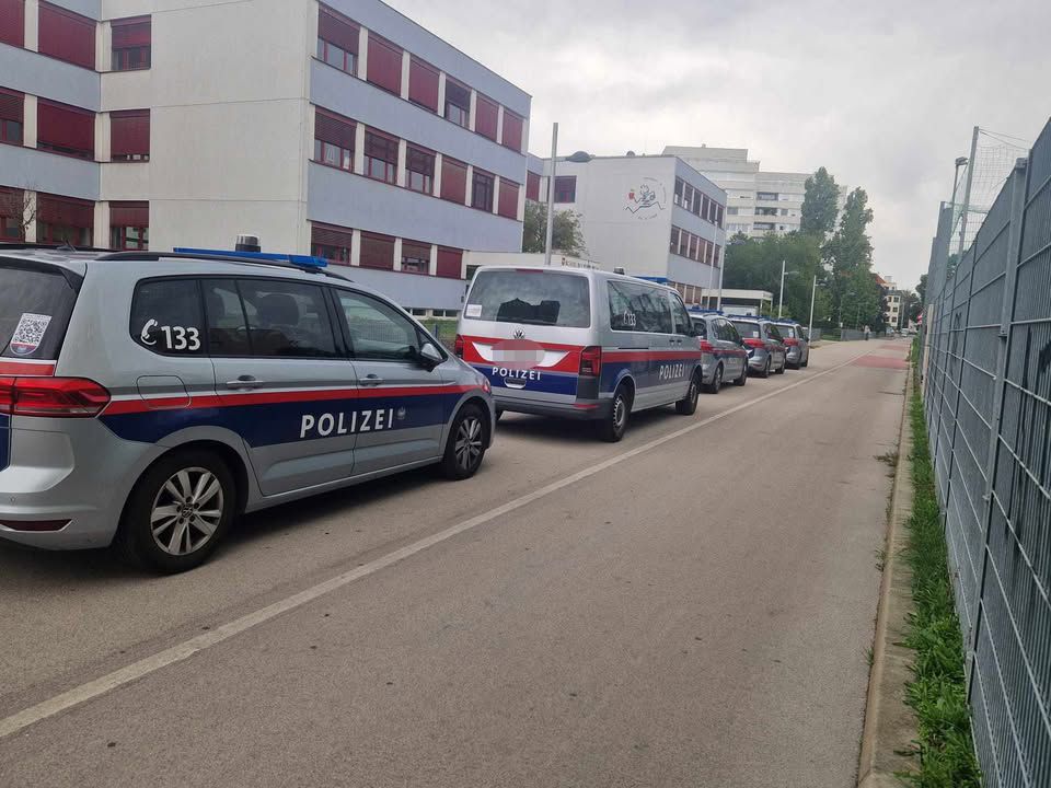 Große Aufregung vor einer Schule in der Wiener Donaustadt.