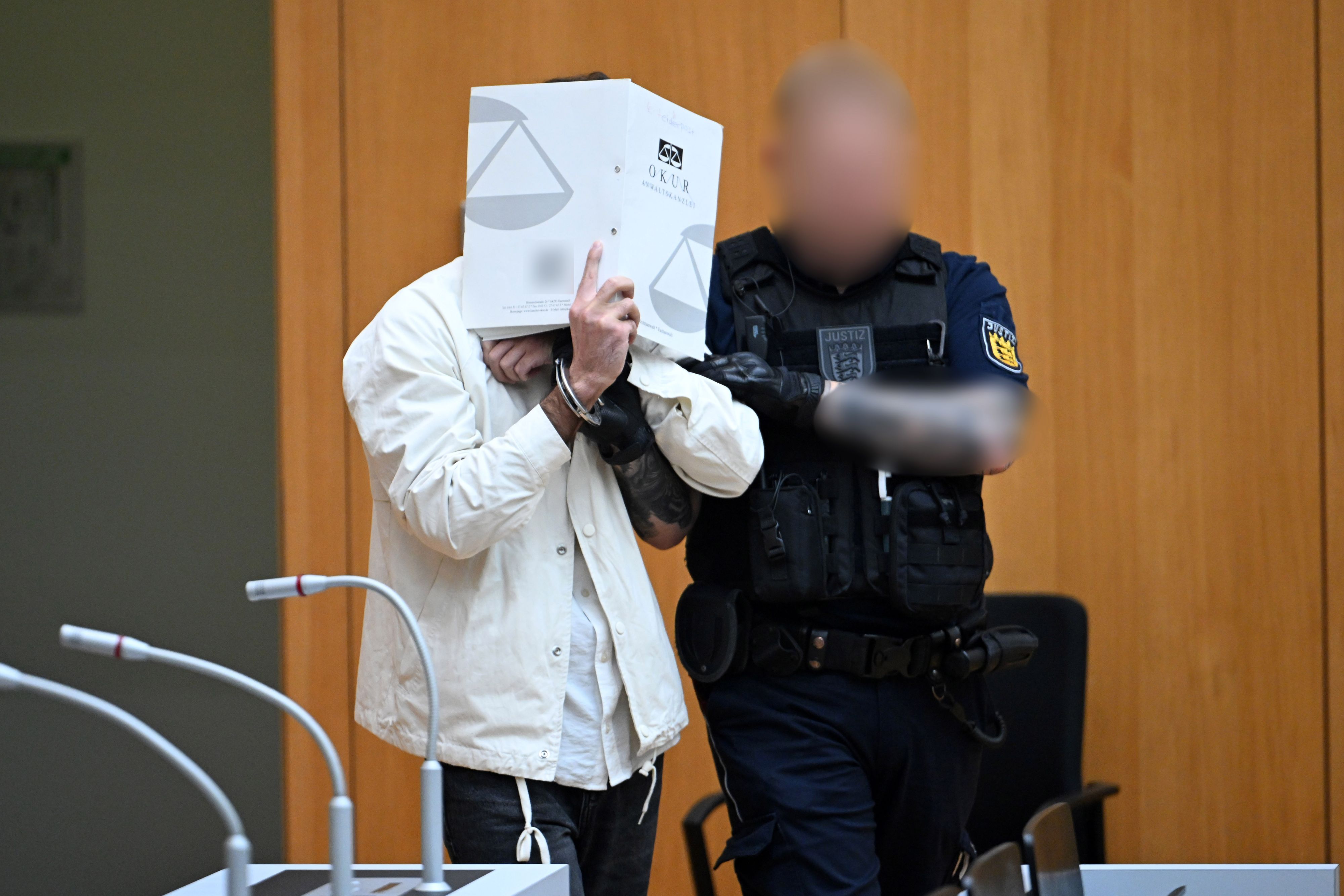 Der Angeklagte wurde zu lebenslanger Haft verurteilt.