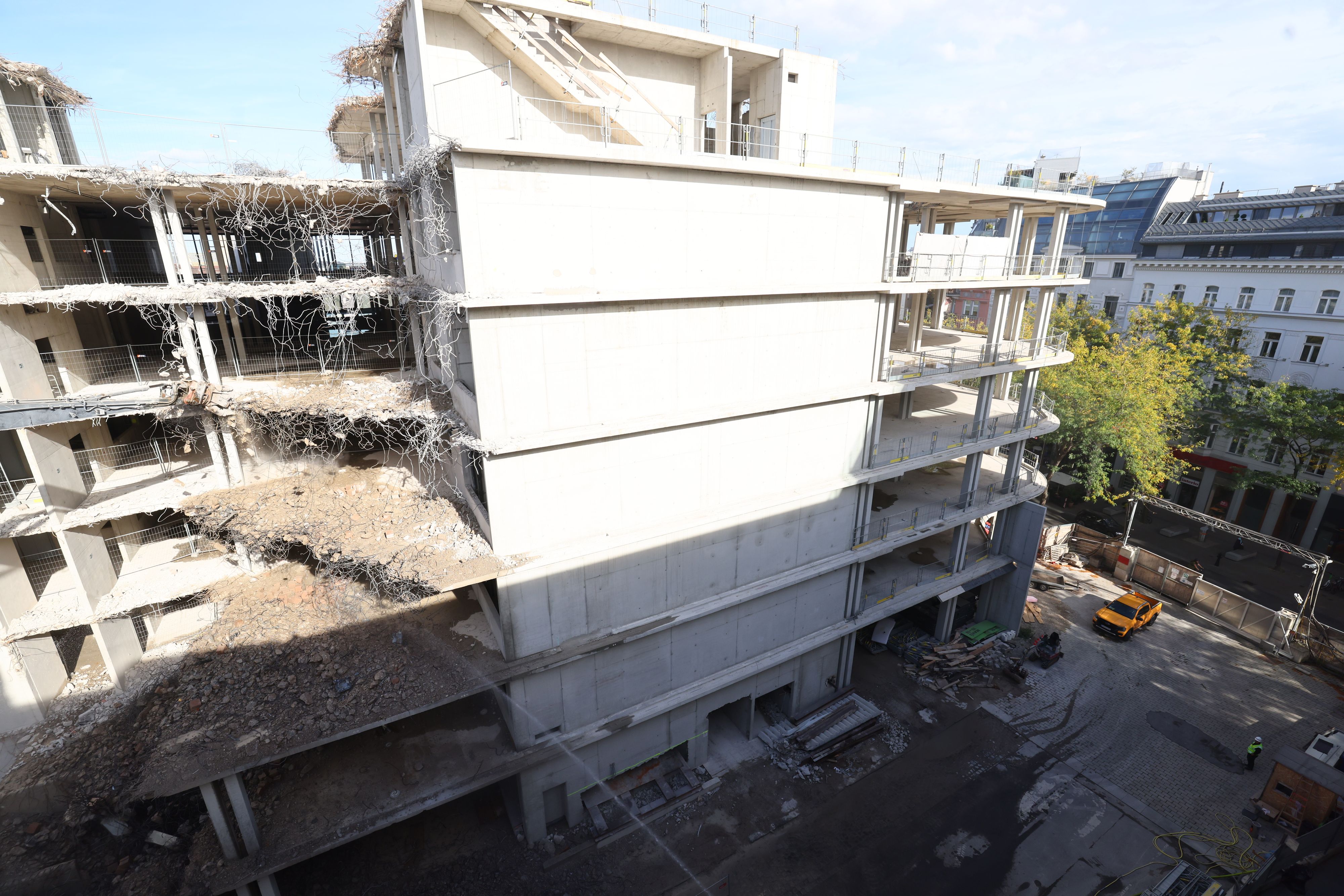 Die Abriss-Arbeiten in der Mariahilfer Straße laufen derzeit auf Hochtouren.