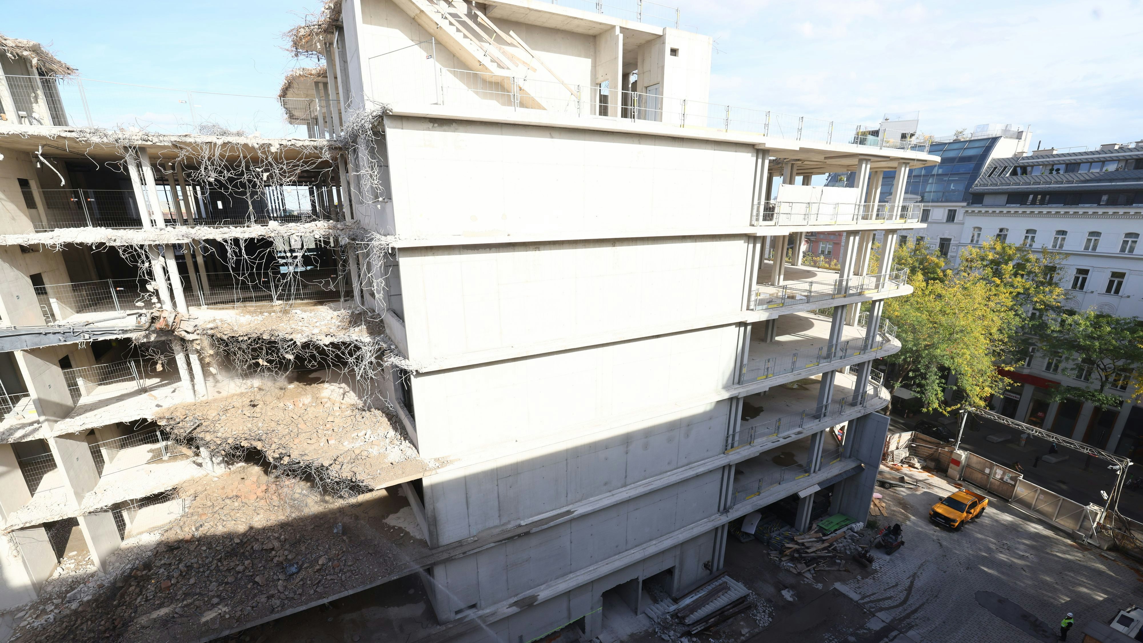 Heute.at - Teil-Abriss – Bagger rollen beim Lamarr-Kaufhaus an