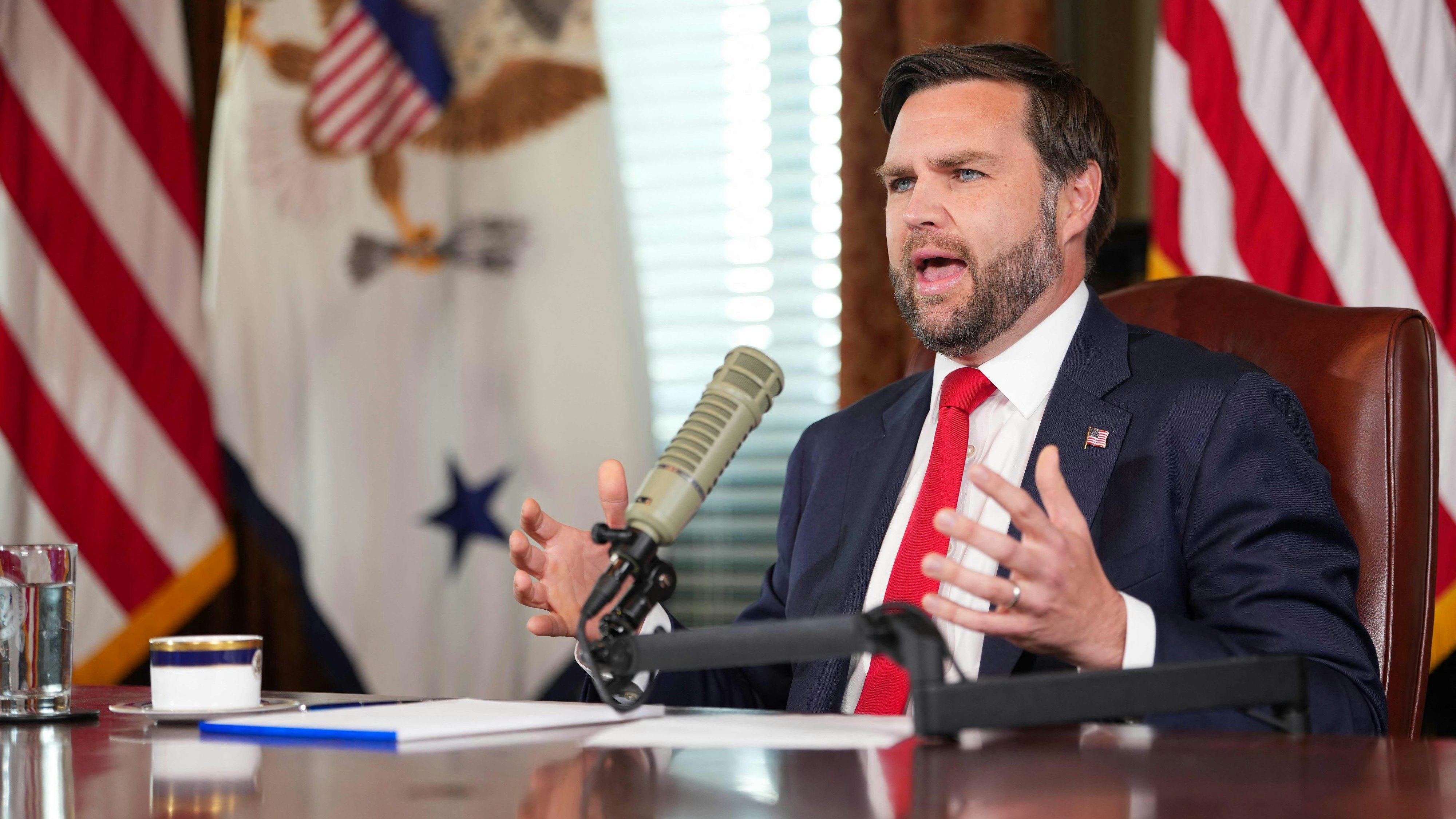 Download von www.picturedesk.com am 16.09.2025 (12:00).  US Vice President JD Vance hosts an episode of the Charlie Kirk Show in the Eisenhower Executive Office Building on the White House campus in Washington, DC, on September 15, 2025. The 31-year-old Kirk was killed on September 10 when hit by a single bullet in his neck while addressing a large crowd at Utah Valley University in the town of Orem. Turning Point USA announced that a memorial service for Kirk will take place in a football stadium near Phoenix, Arizona on September 21, which US President Donald Trump confirmed he will attend. (Photo by Doug MILLS / POOL / AFP) - 20250915_PD11010 - Rechteinfo: Rights Managed (RM) Nur für redaktionelle Nutzung! Werbliche Nutzung erfordert Freigabe: bitte schicken Sie uns eine Anfrage.