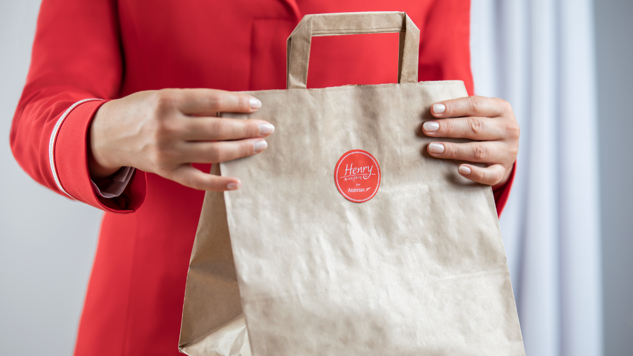 So sieht das "To-Go-Sackerl" der AUA-Melangerie aus.