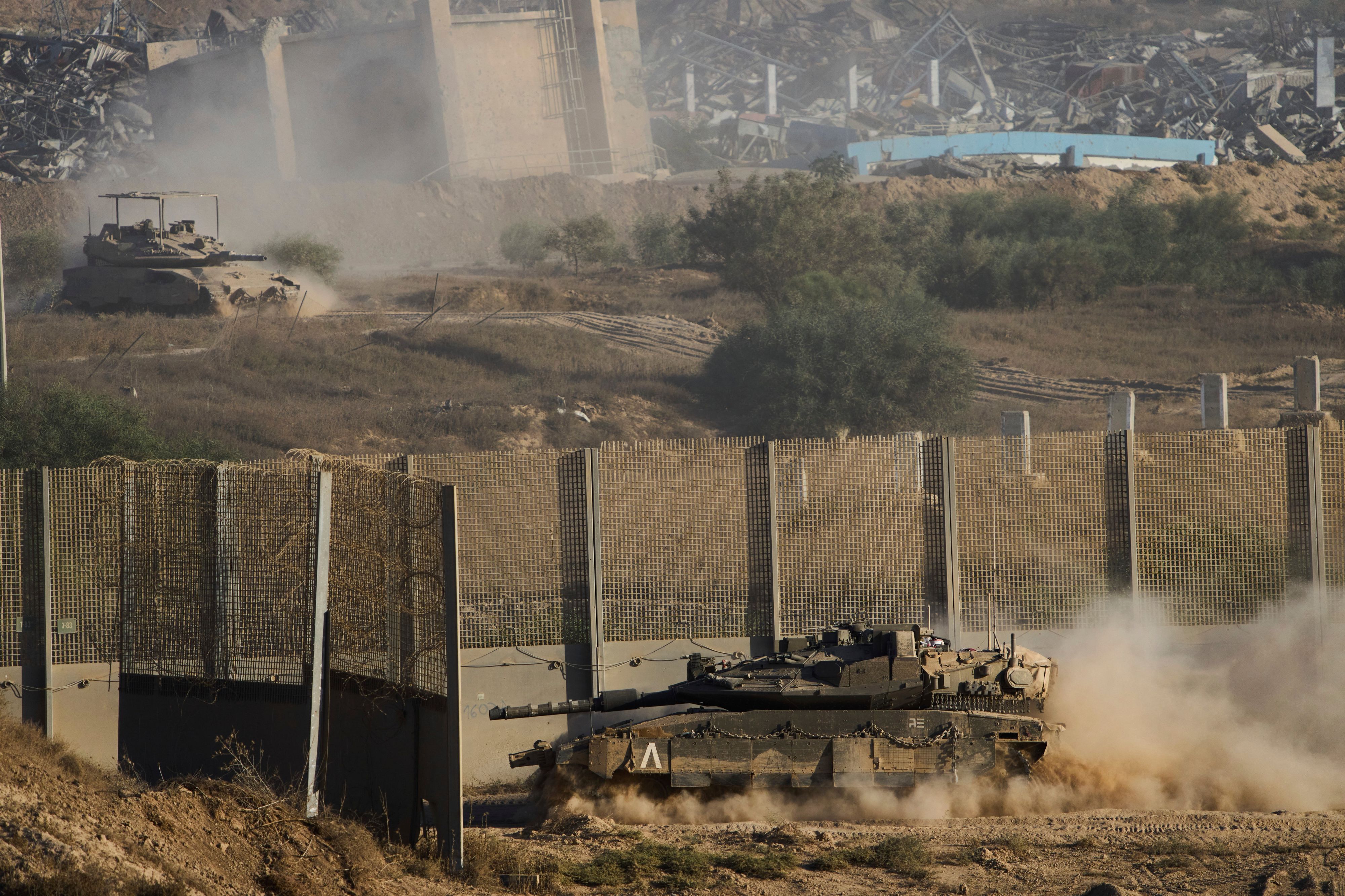 Israelische Panzer rollen auf Gaza zu.