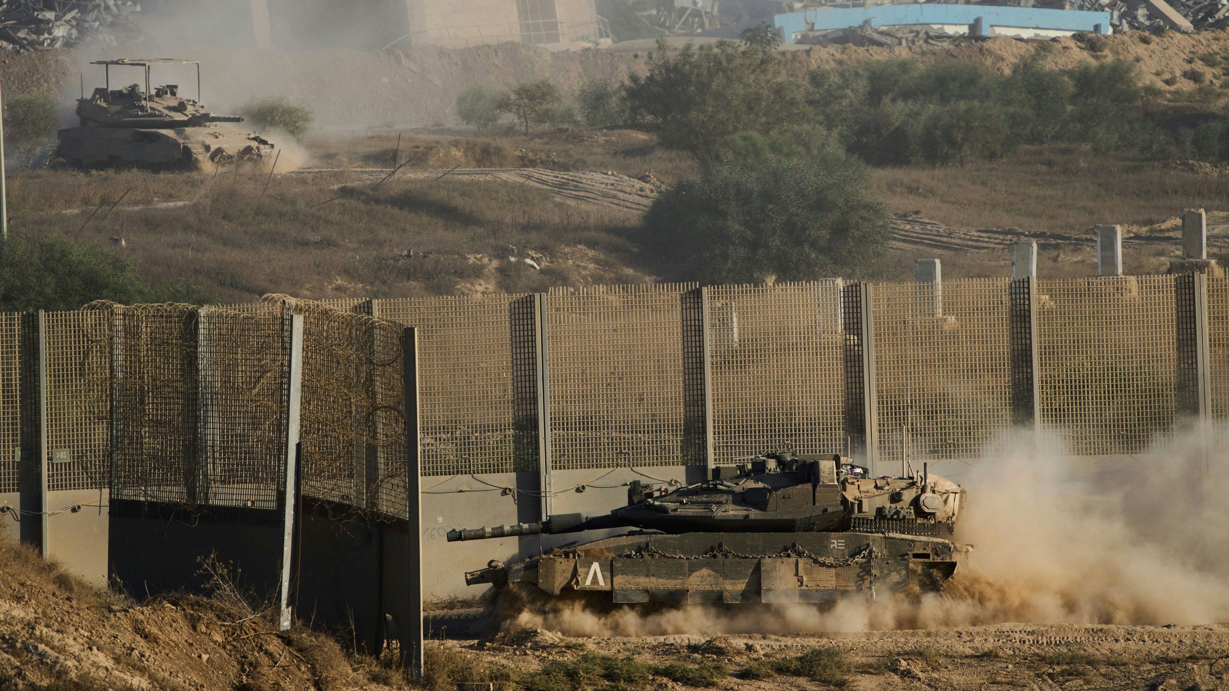 Israelische Panzer rollen auf Gaza zu.