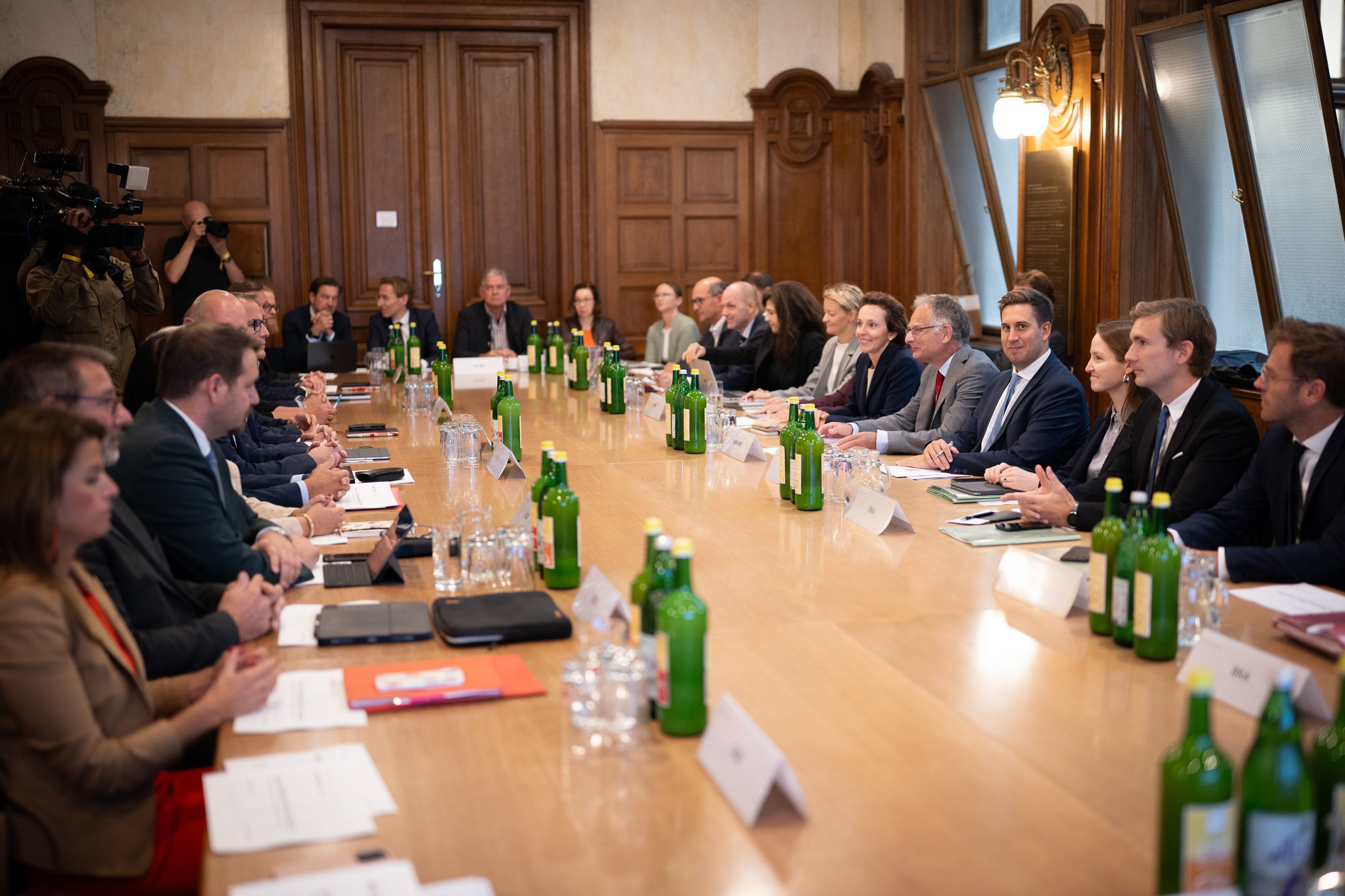 Rund dreieinhalb Stunden dauerte am Dienstag die erste Gesprächsrunde zwischen Regierung und Gewerkschaftern über die Beamtengehälter.