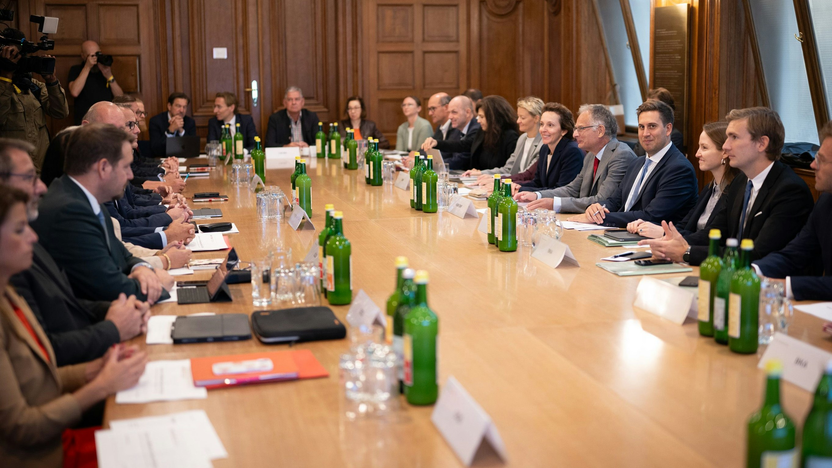 Heute.at - Nach Pensionisten: Regierung will auch Beamten ans Geld