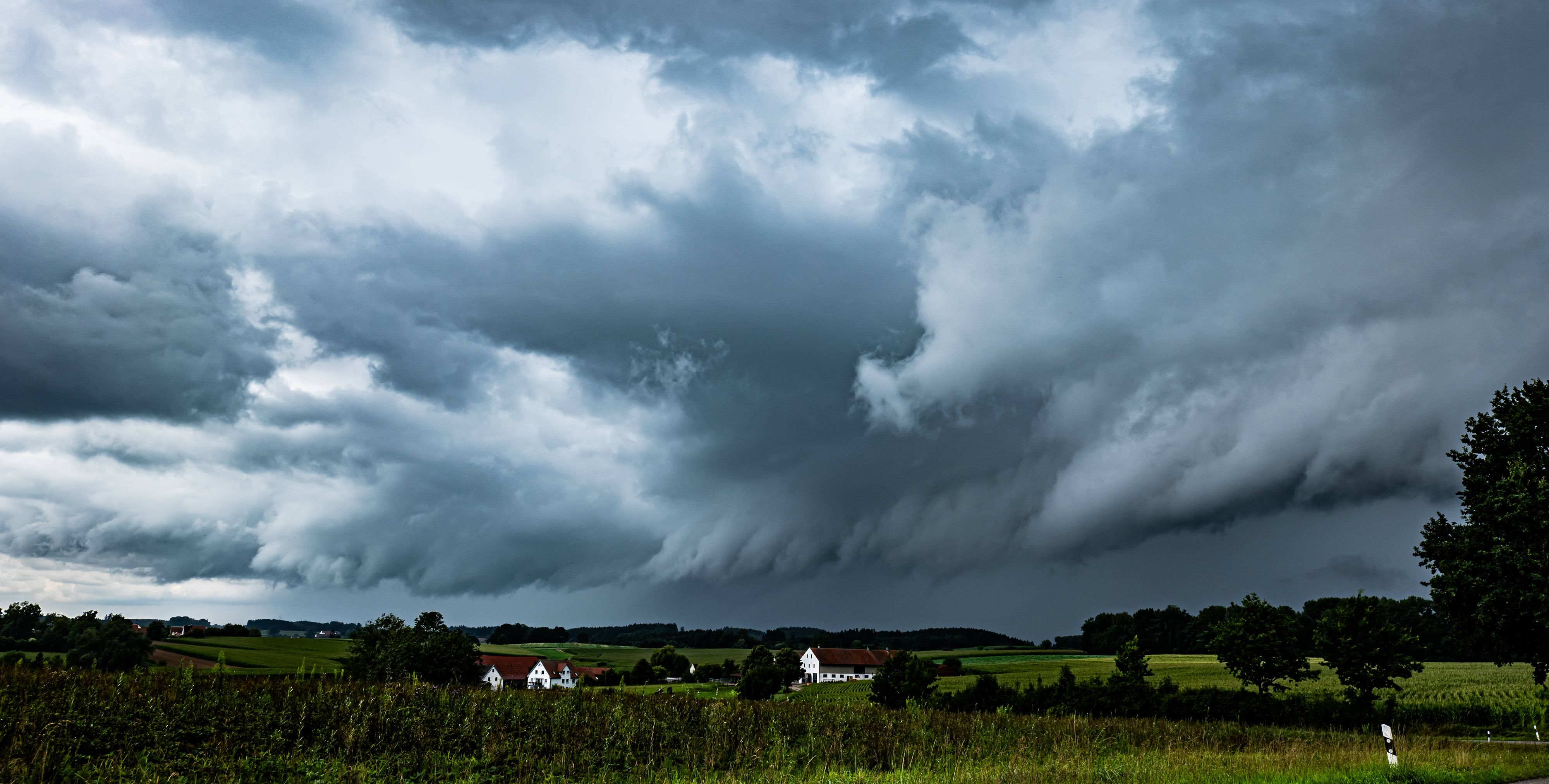 Eine Gewitter-Walze steuert am Dienstag auf Österreich zu.