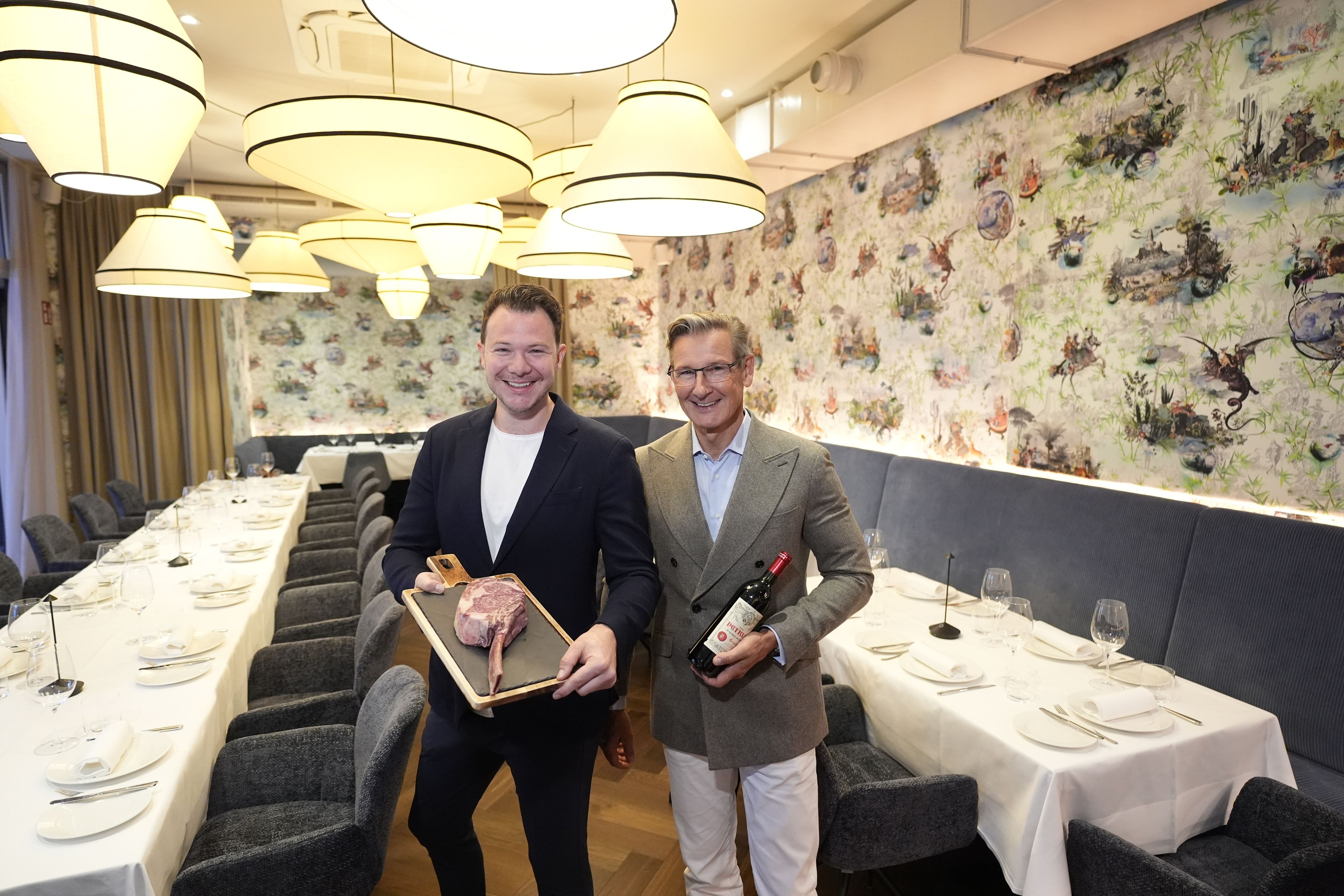 Boxwood-Geschäftsführer Benjamin Buxbaum (l.) und Geschäftspartner Alexander Schütz präsentieren Steak und Wein im neuen Luxus-Lokal.
