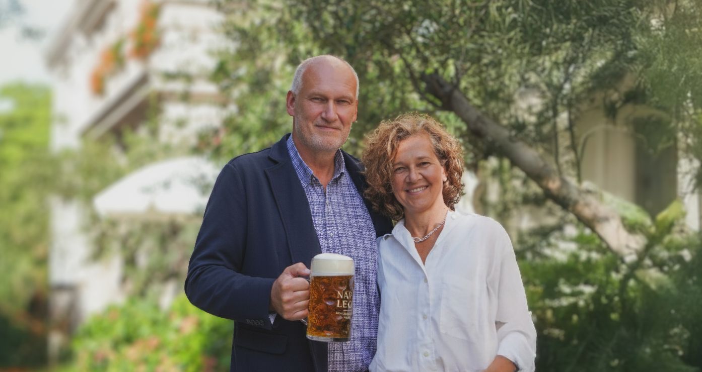 Geschäftsführer Berndt Querfeld und seine Frau Irmgard mit dem 