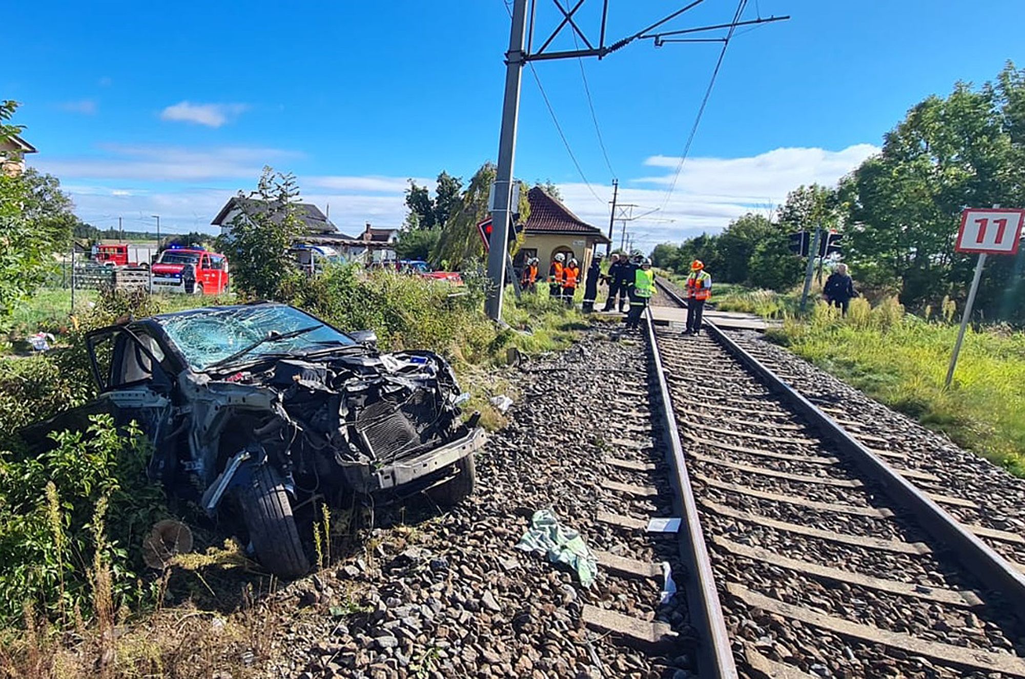 Pkw kollidierte mit Zug.