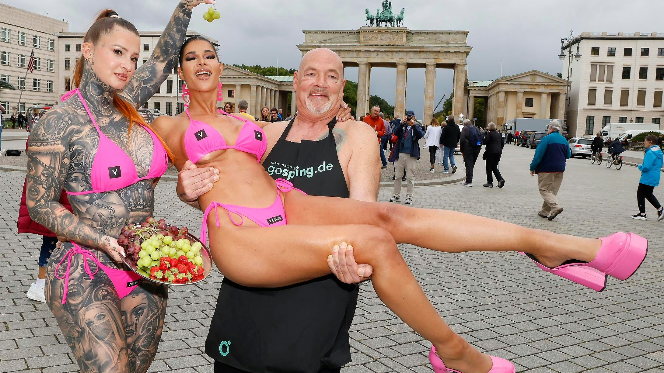 Heute.at - Erdbeeren und Bikinis! Aufregung vor Brandenburger Tor