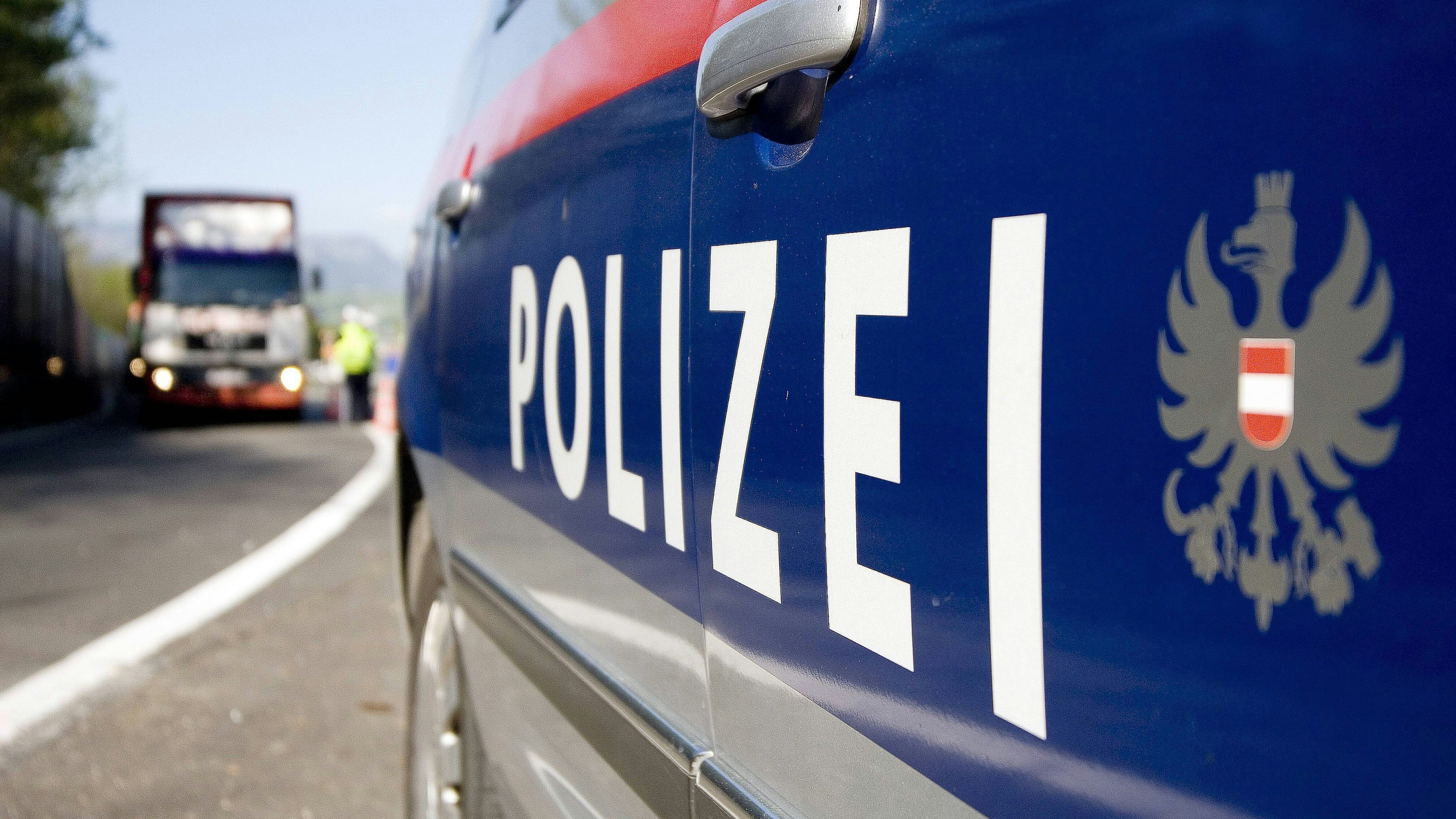  Polizeikontrolle eines LKWs auf der Inntalautobahn