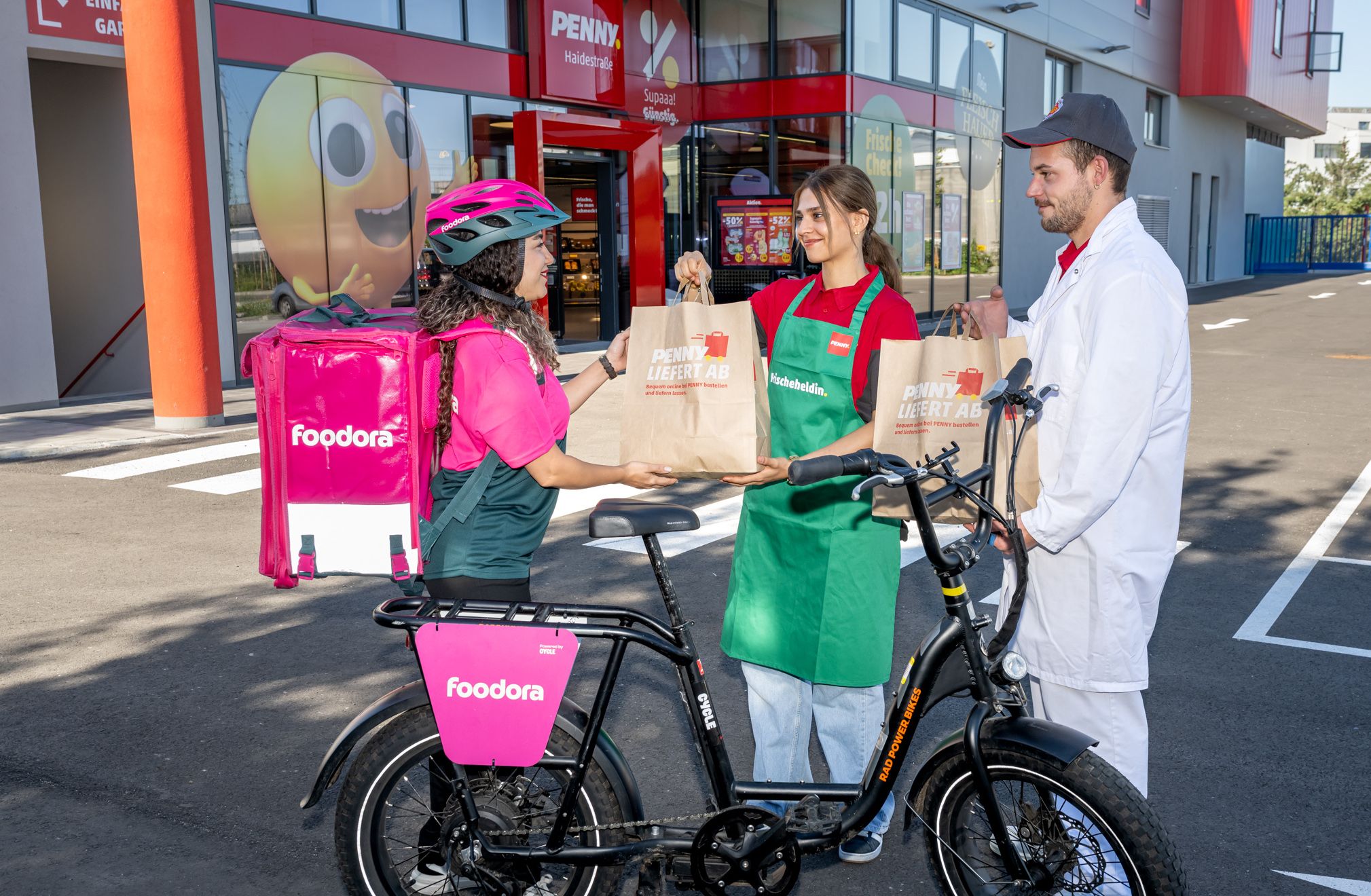 Spiele jetzt beim <em>h</em><em>eute.at</em>-Gewinnspiel mit und lass dir mit ein wenig Glück dein Feiertagsmenü von foodora bequem nach Hause liefern.