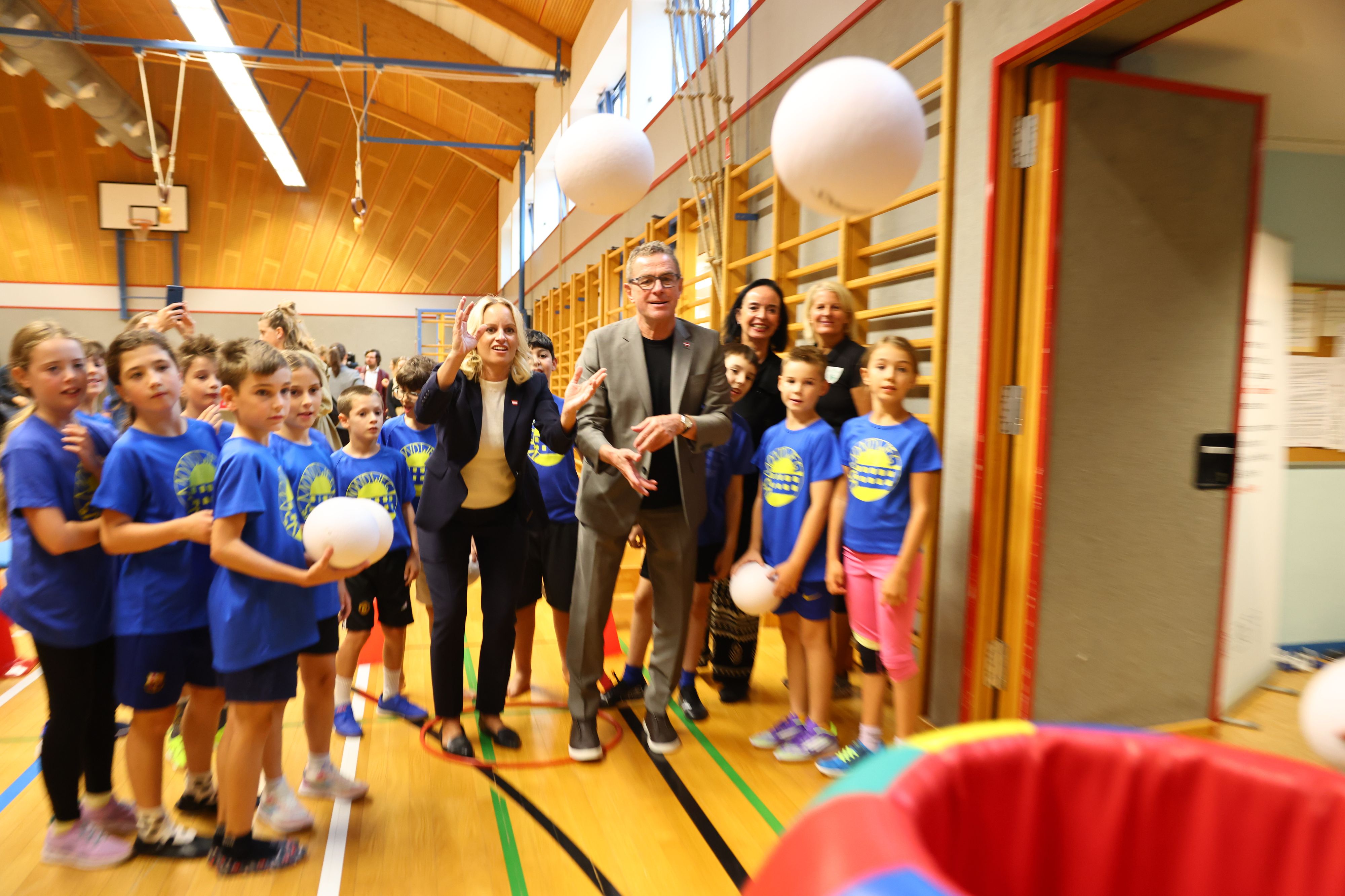 Spaß am Korb: Sportstaatssekretärin Schmidt und ÖFB-Chef Rangnick bei der Präsentation des Ausbaus der 
