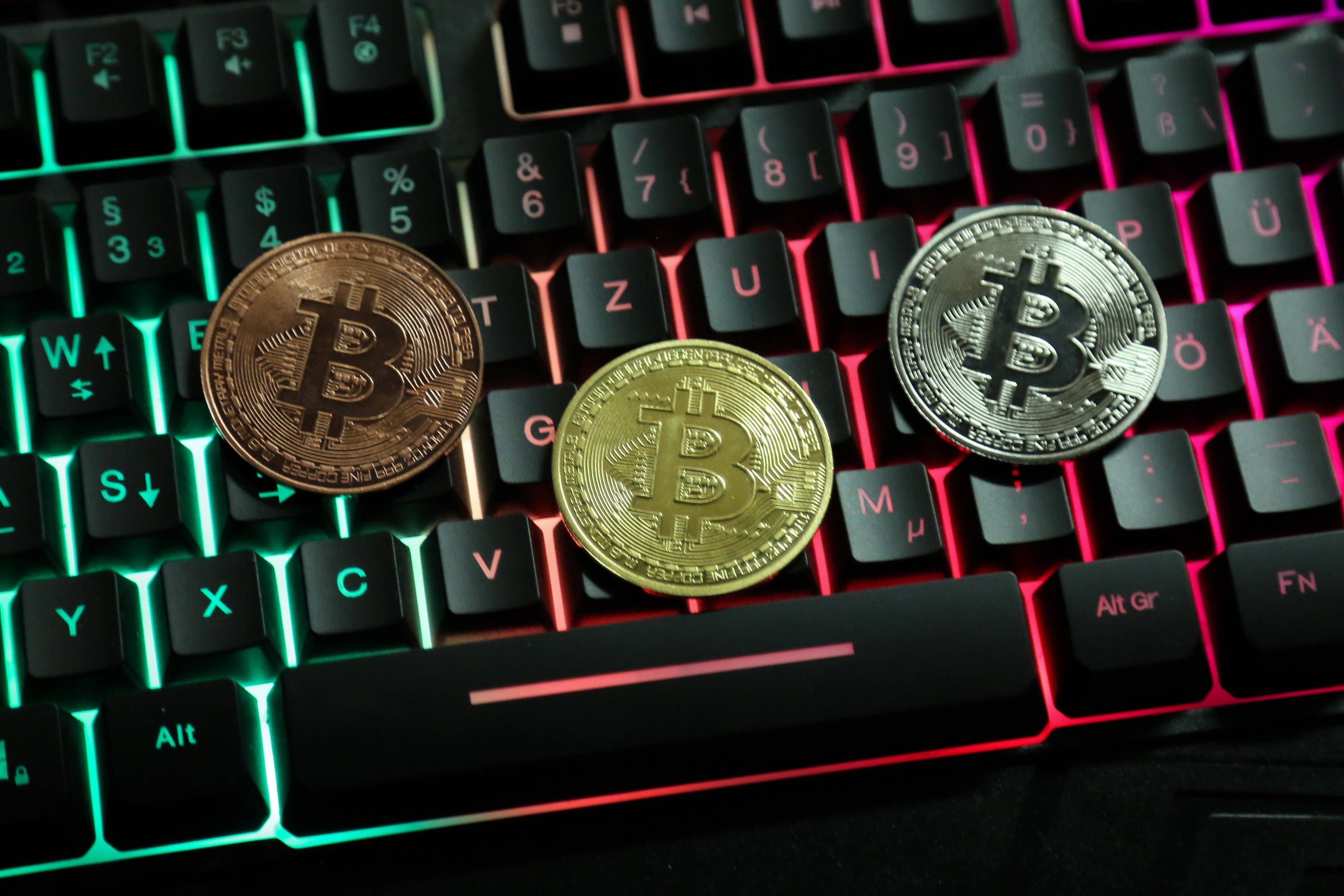 Ein Pensionist schickte Internetbetrügern mehrere zehntausende Euro.