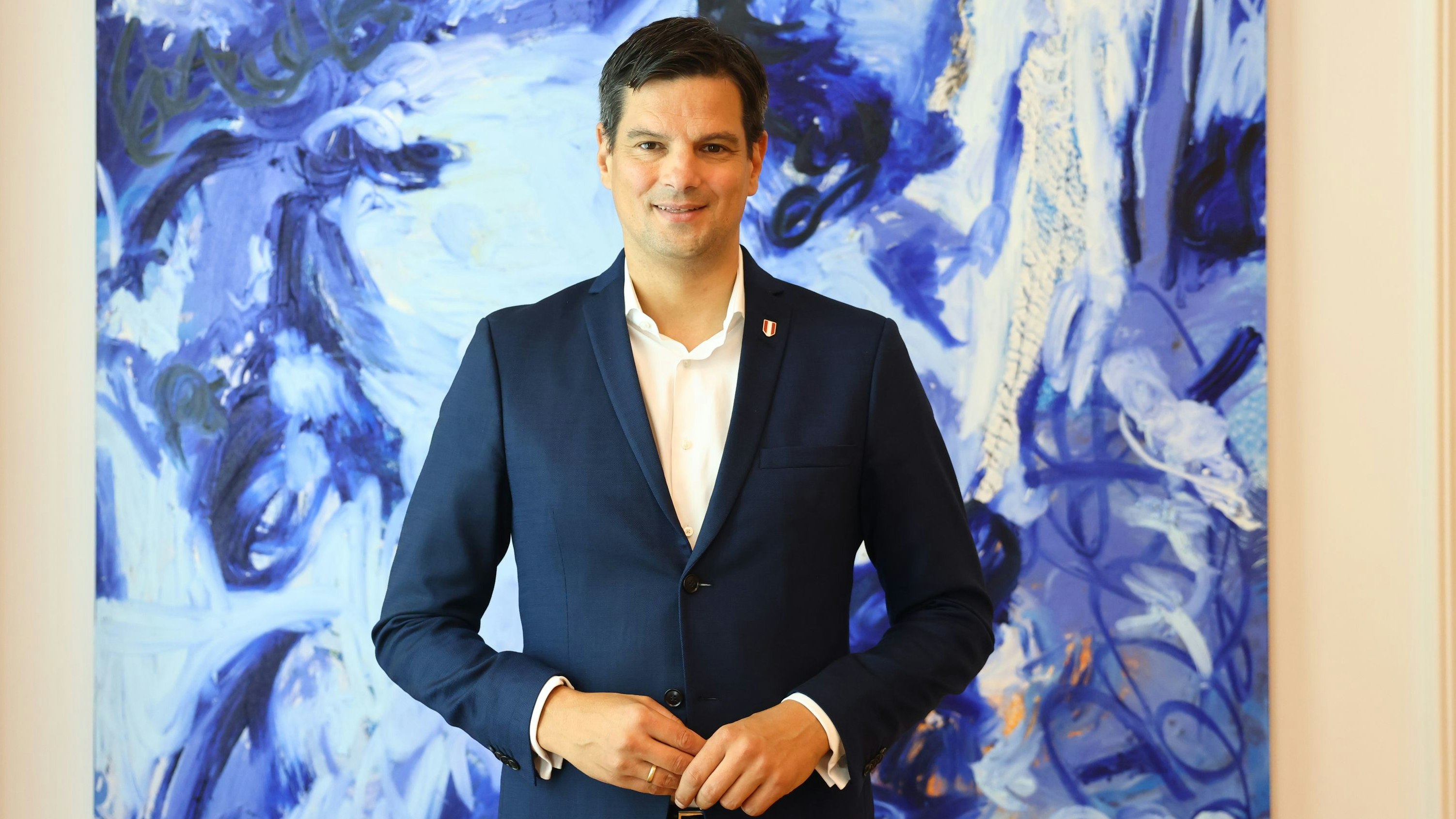 Der blaue Landesrat aus der Steiermark Hannes Amesbauer war zu Besuch in der "Heute"-Redaktion.