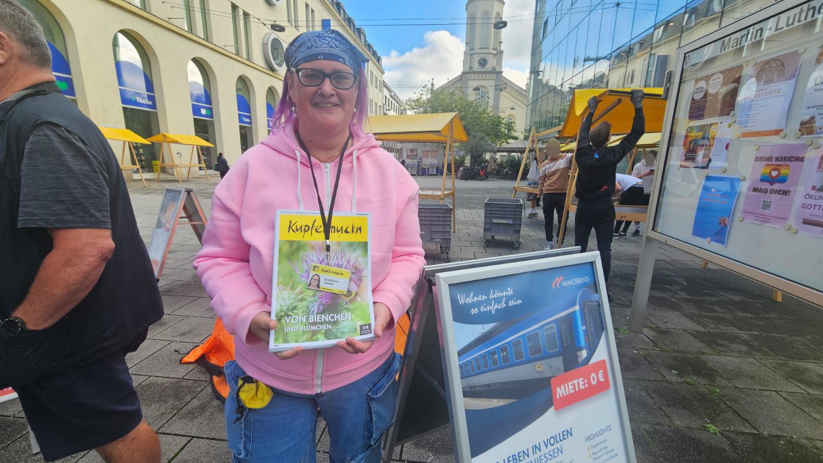 Claudia&nbsp;Stadlbauer (45) verkauft die Straßenzeitung Kupfermuckn und schreibt auch selbst Artikel.